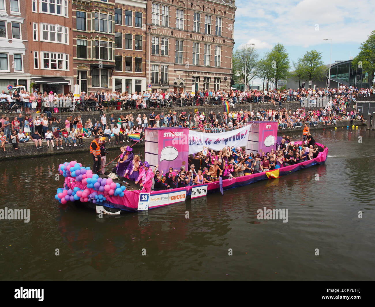 Ein Foto von Boot 38 mit dem Namen „This is BI-Pride“ während der Canal Parade 2017 in Amsterdam, das eine lebhafte und farbenfrohe Darstellung von Stolz und Inklusivität zeigt. Stockfoto