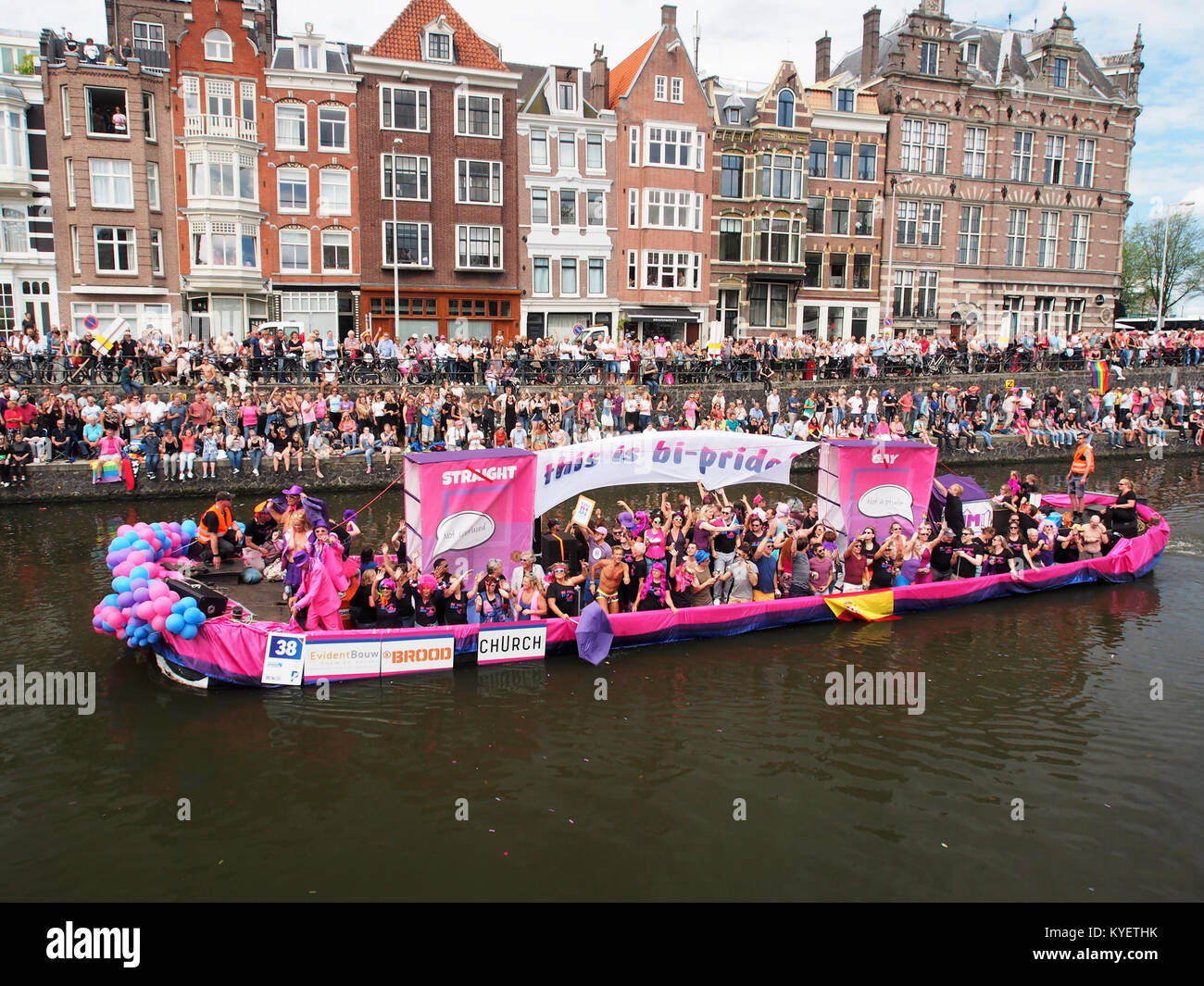 Boat 38, genannt „This is BI-Pride“, nahm 2017 an der Canal Parade während Amsterdam Pride Teil, um die Unterstützung der bisexuellen Gemeinschaft zu demonstrieren. Stockfoto