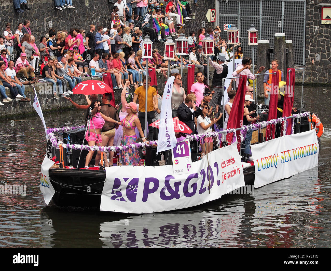 Ein farbenfrohes Boot mit der Nummer 41 P&G292, das 2017 an der Canal Parade in Amsterdam teilnahm. Bei der jährlichen Parade finden ausgeklügelte Bootswagen für die LGBTQ+ Stolz-Feier statt. Stockfoto