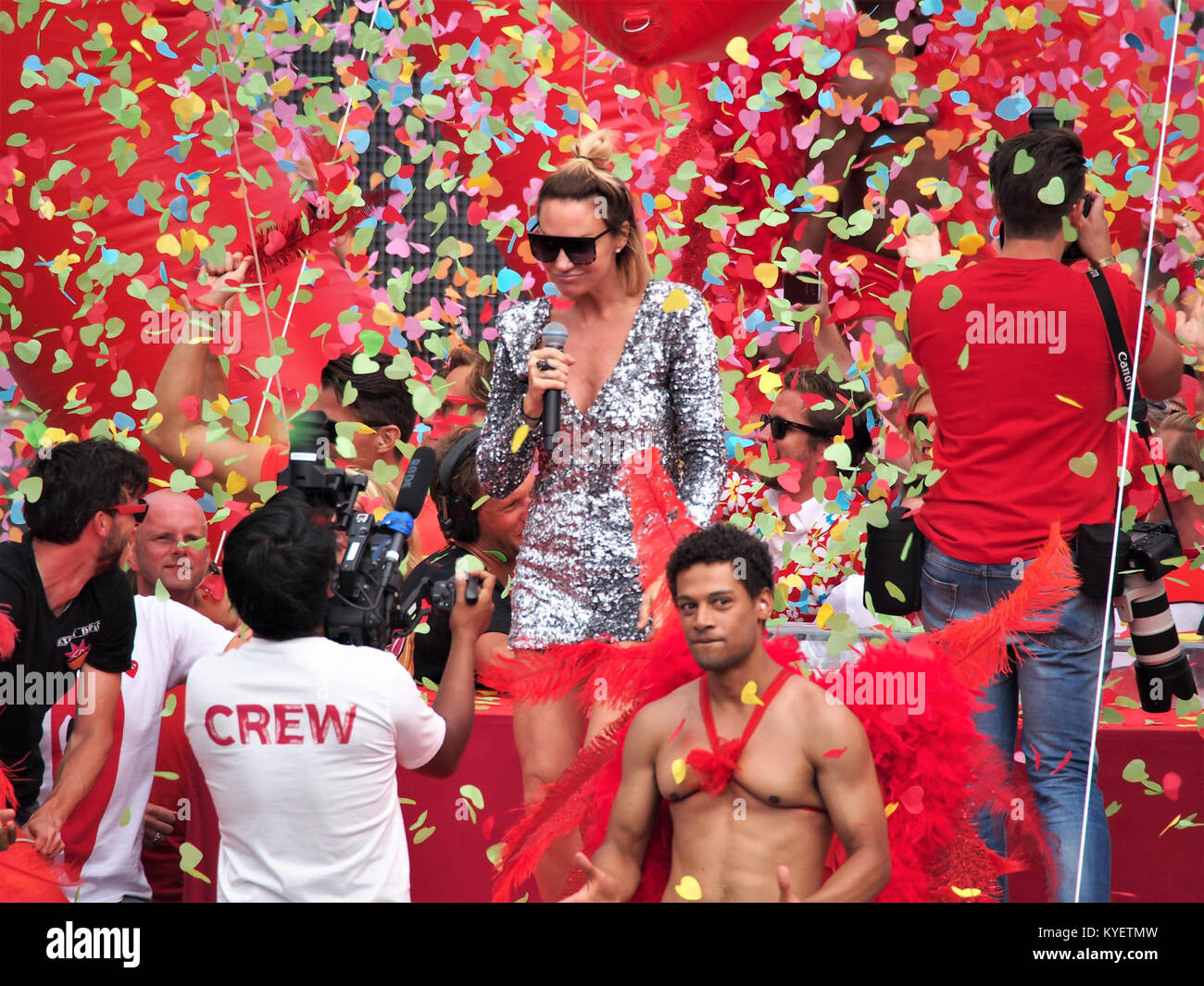Ein Foto von Boot 49, Vodafone, das 2017 an der Canal Parade in Amsterdam teilnahm. Das Boot zeigt die festliche Atmosphäre der Veranstaltung und feiert den Stolz und die Inklusivität der LGBTQ+. Stockfoto