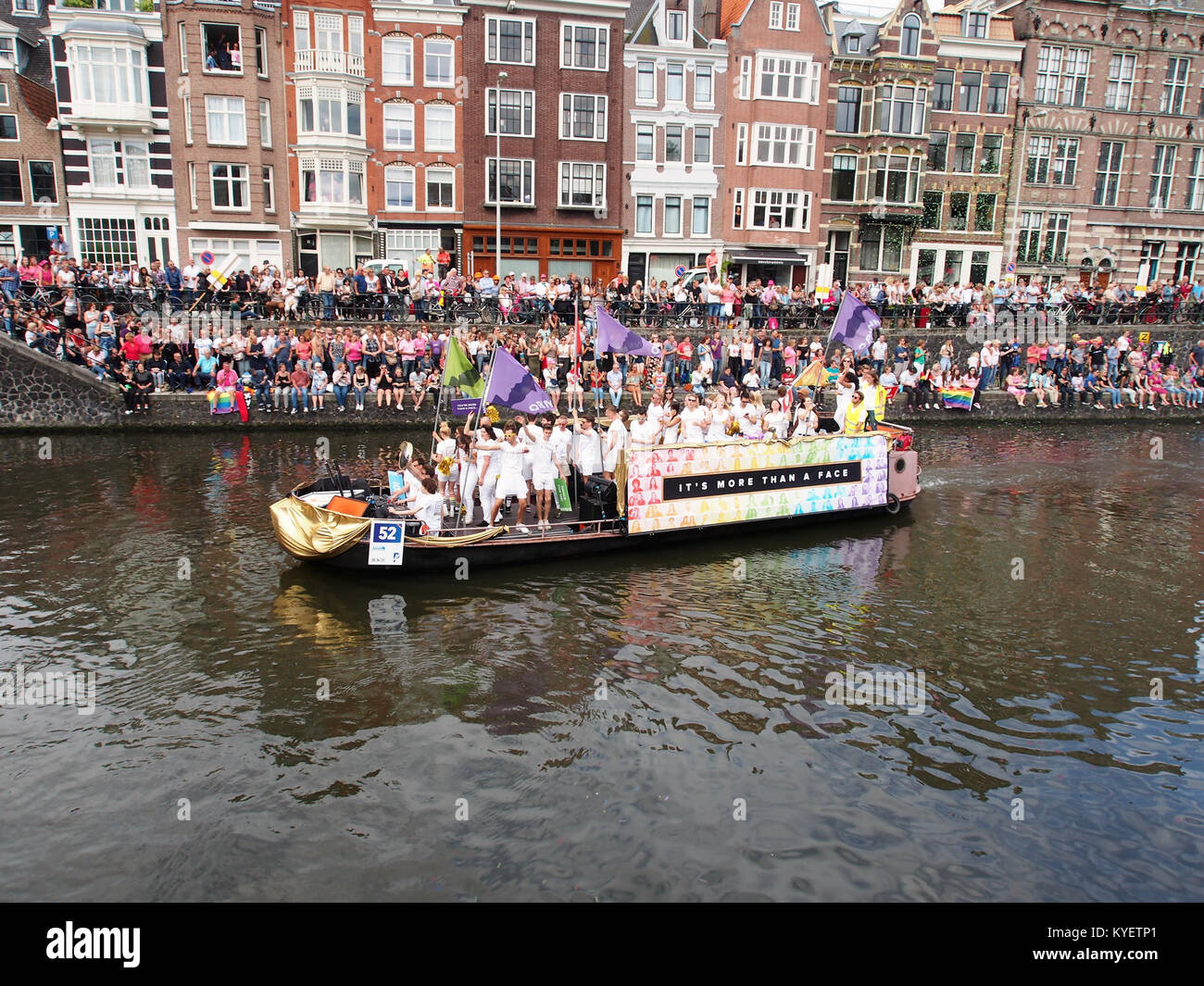 Ein Boot mit dem Namen '52 Stichting PANN', das an der Canal Parade während Amsterdam Pride 2017 teilnahm. Das Boot ist Teil der farbenfrohen Prozession, die Vielfalt und LGBTQ+ Rechte in Amsterdams Kanälen hervorhebt. Stockfoto
