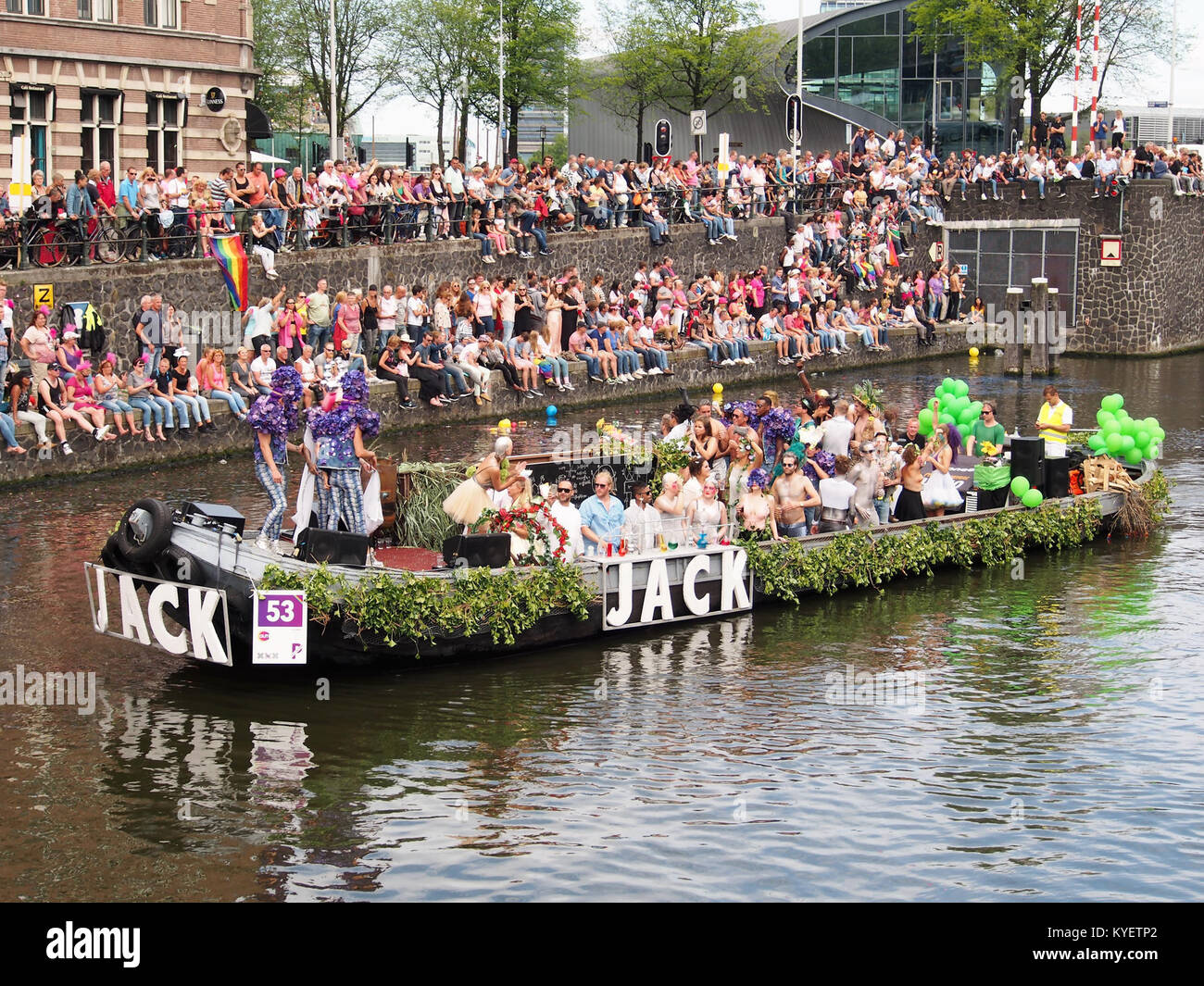 Foto von Boot 53 JACK während der Canal Parade in Amsterdam 2017. Das Bild fängt die farbenfrohe und festliche Atmosphäre dieser jährlichen Veranstaltung ein, die den Stolz der LGBTQ+ feiert. Stockfoto