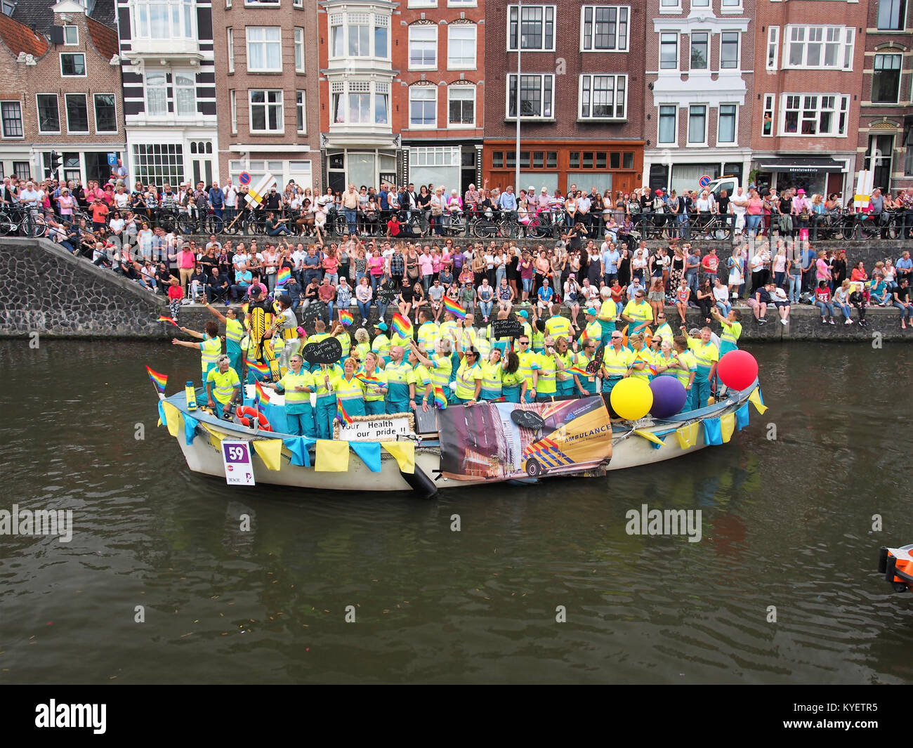 Boot 59, ein Rettungsboot, wird während der Canal Parade in Amsterdam im Jahr 2017 gezeigt. Die Veranstaltung mit dekorierten Booten ist Teil der LGBTQ+ Pride Feiern der Stadt. Stockfoto