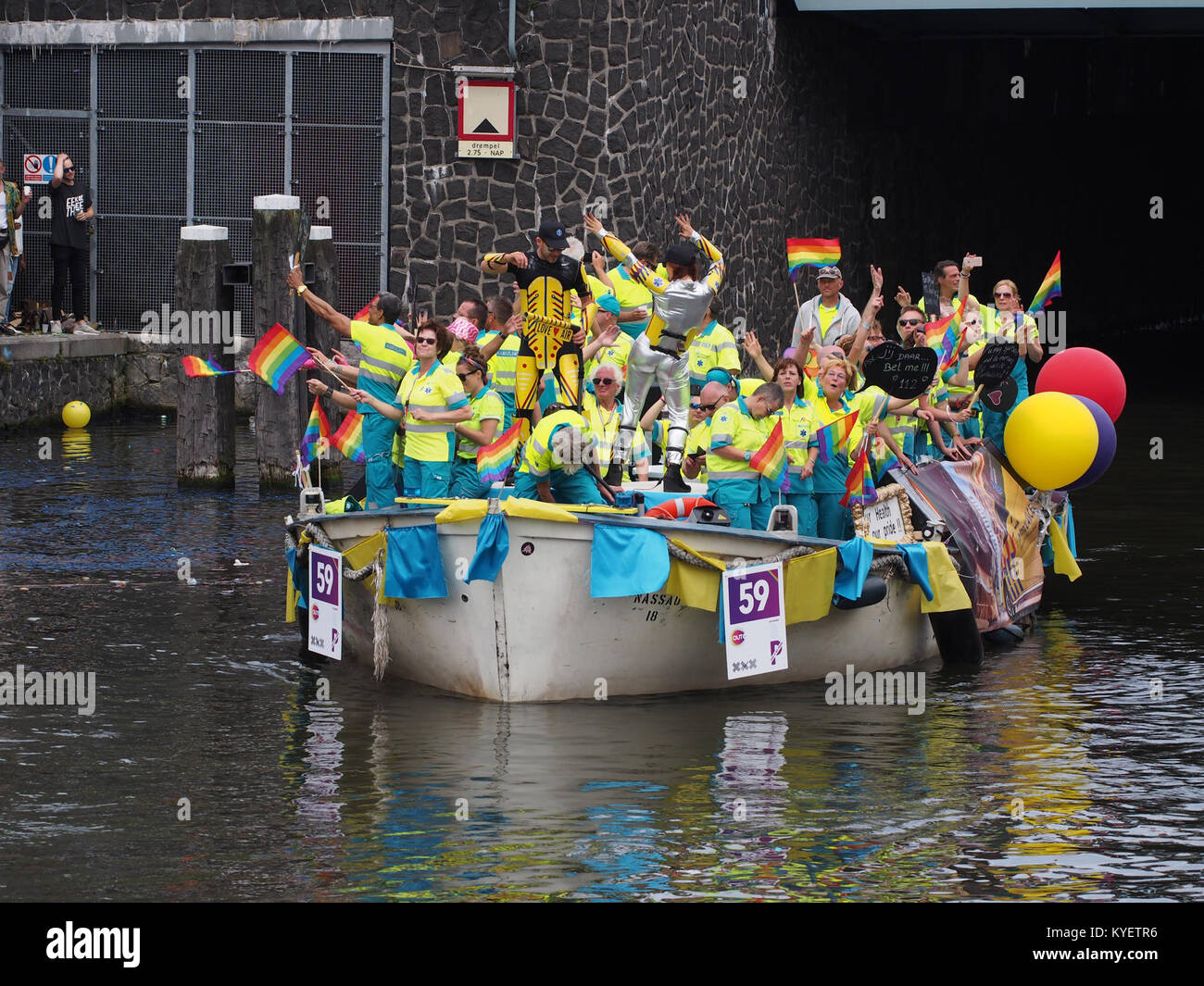 Dieses Bild zeigt Boot 59 mit dem Namen Ambulance, das 2017 an der Canal Parade in Amsterdam teilnimmt und seinen Beitrag zum LGBTQ+ PRIDE Event in der Stadt zeigt. Stockfoto