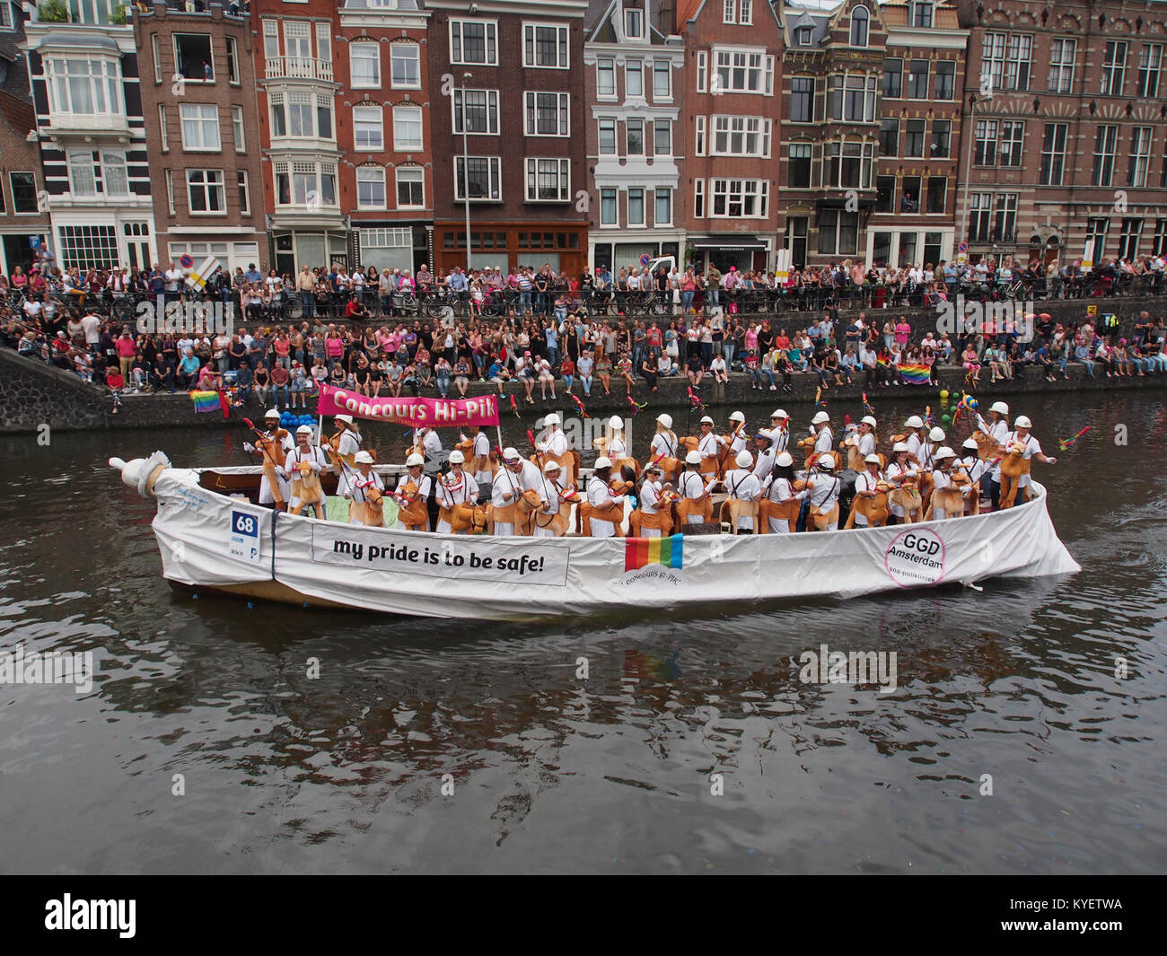 Ein Foto, das 2017 während der Canal Parade in Amsterdam aufgenommen wurde, zeigt Boot 68, das die GGD Amsterdam SOA-polikliniek repräsentiert, als Teil der LGBTQ+ Pride Feier. Stockfoto