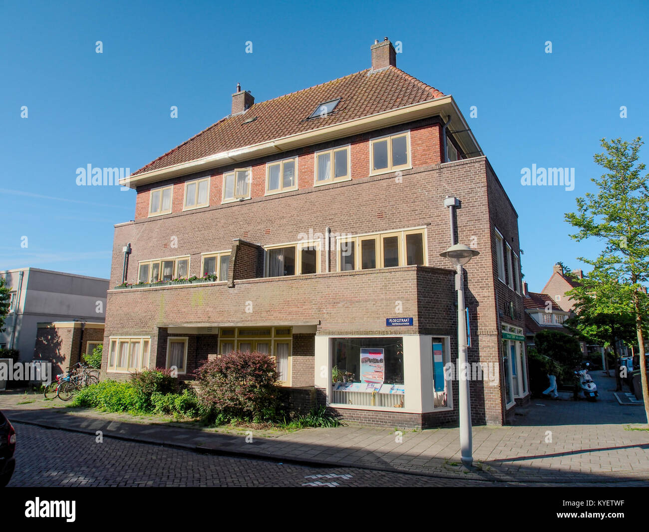 Eine Fotografie der Kreuzung von Ploegstraat und Veeteeltstraat, die die städtische Umgebung und den historischen Kontext der Gegend erfasst. Stockfoto