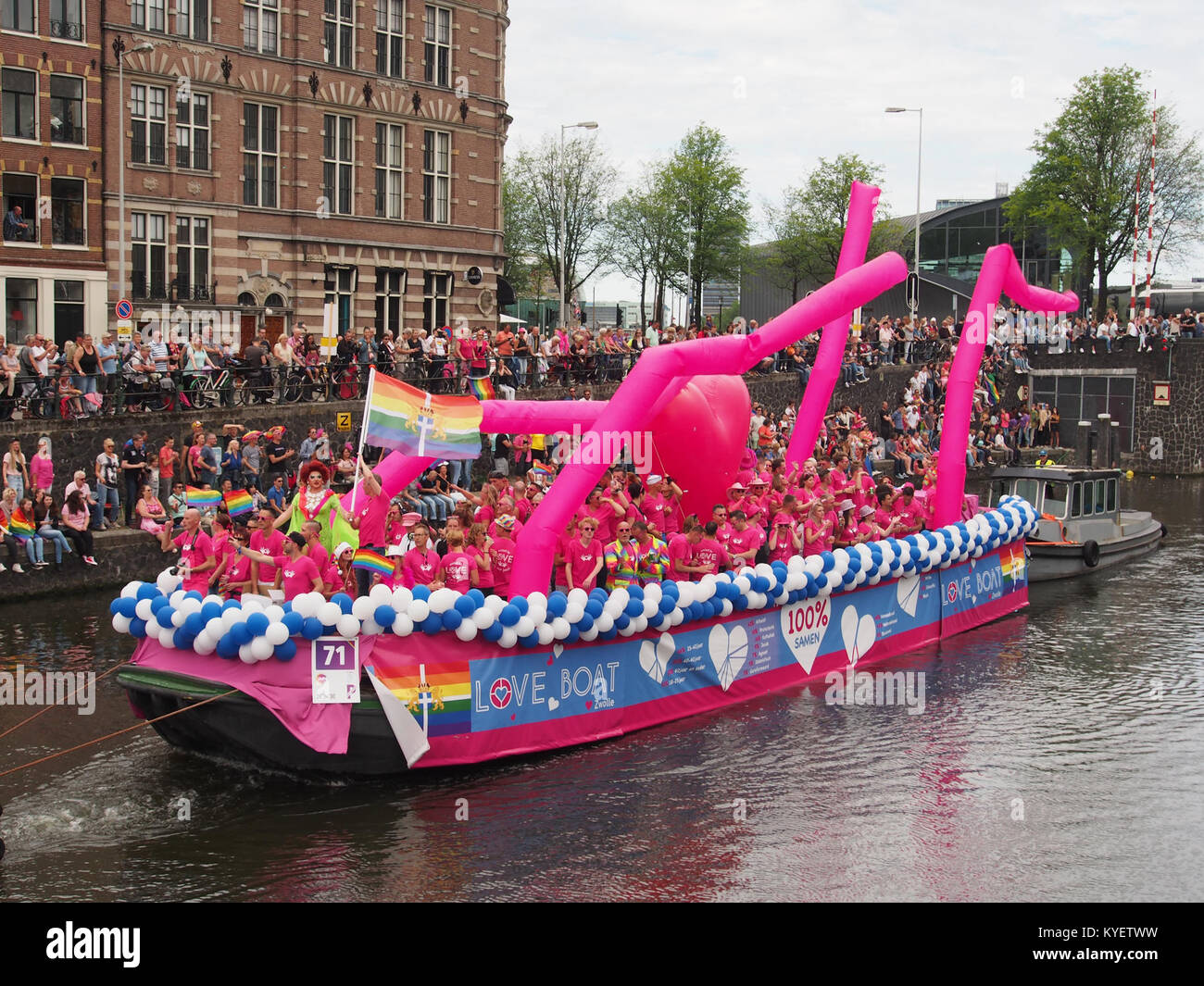 Boot 71, Stichting the Loveboat, Teilnahme an der Canal Parade 2017 in Amsterdam, mit einer lebhaften und festlichen Atmosphäre während des LGBTQ+ PRIDE Events. Stockfoto