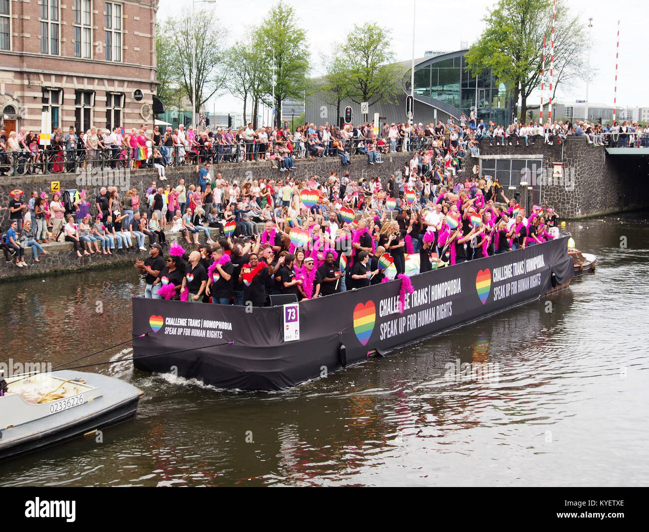 Ein Boot, das 2017 an der Canal Parade in Amsterdam teilnimmt, gesponsert vom Ministerium für Sicherheit und Justiz der Niederlande. Das Boot ist mit Bannern und farbenfrohen Designs als Teil der Pride-Feier dekoriert. Stockfoto
