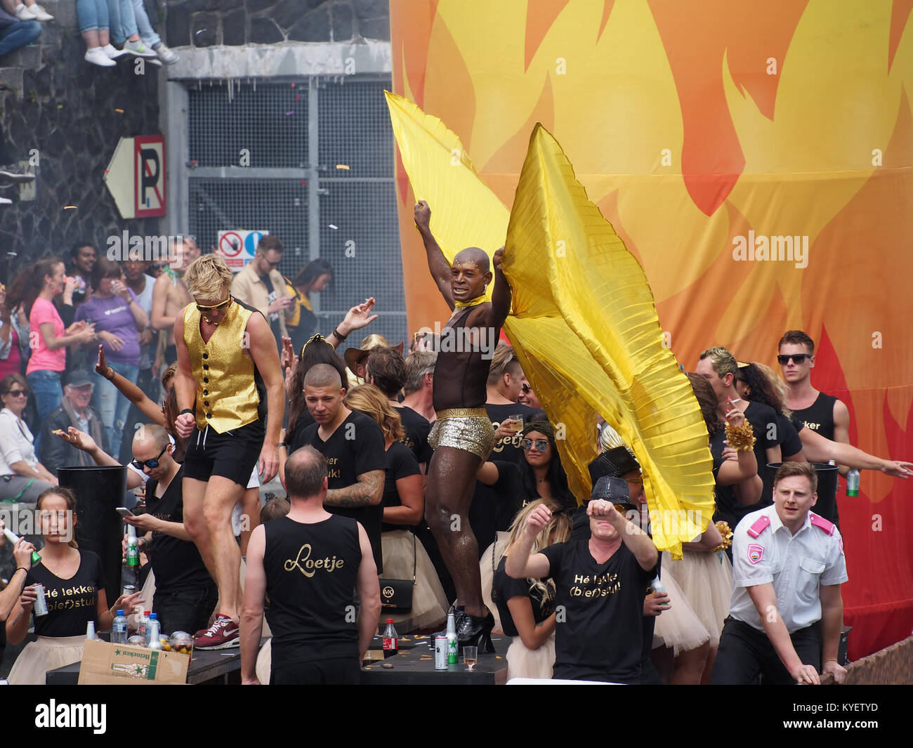 Dieses Bild zeigt das Boot 78 mit dem Namen Loetje Groep, das 2017 an der Canal Parade in Amsterdam teilnahm. Das Design des Bootes spiegelt die lebhafte Atmosphäre der LGBTQ+-Stolz-Feier wider. Stockfoto