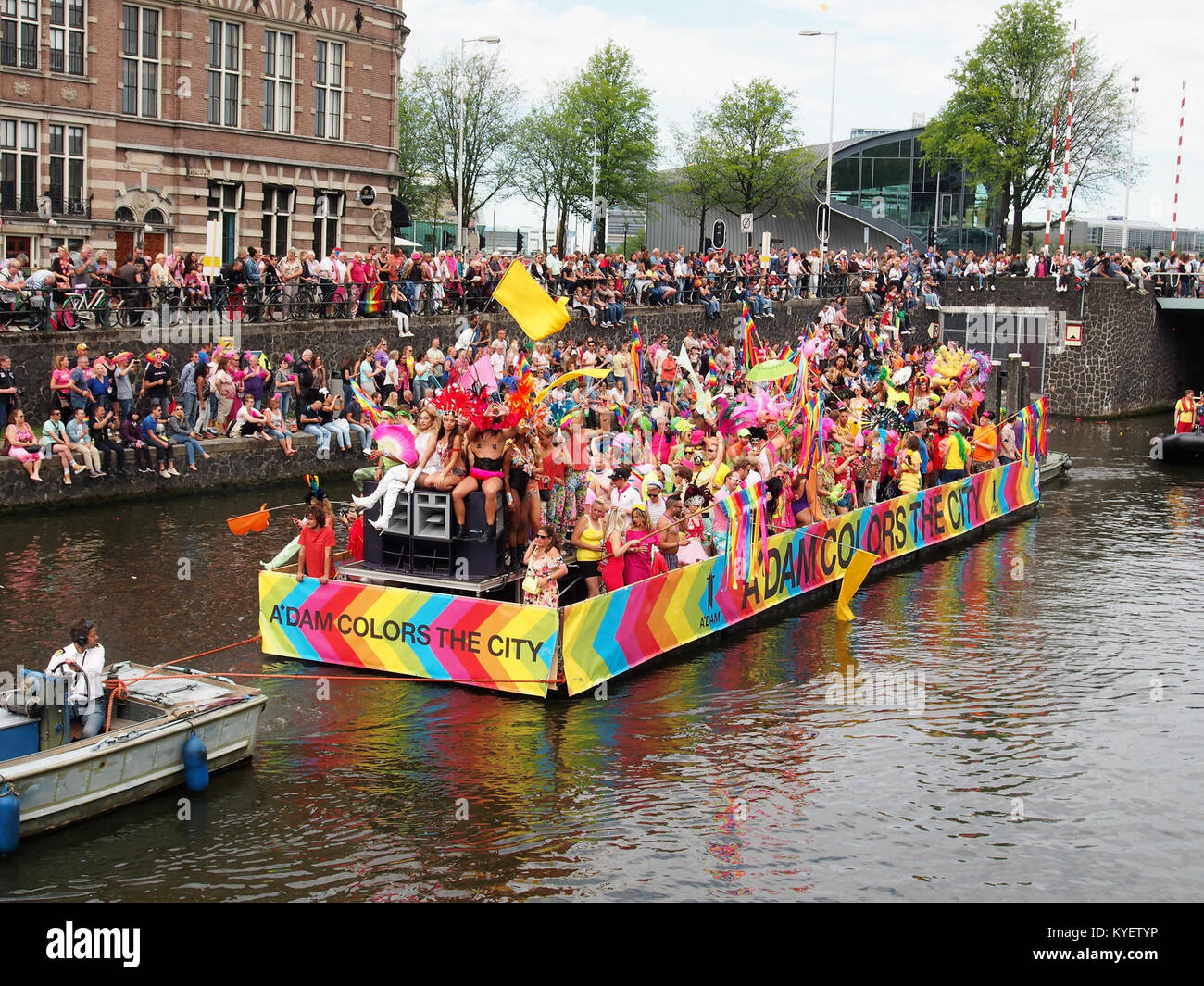 Boot 80, Teilnahme an der Canal Parade 2017 in Amsterdam, mit farbenfrohen Dekorationen und Teilnehmern, die LGBTQ+ Stolz feiern. Stockfoto