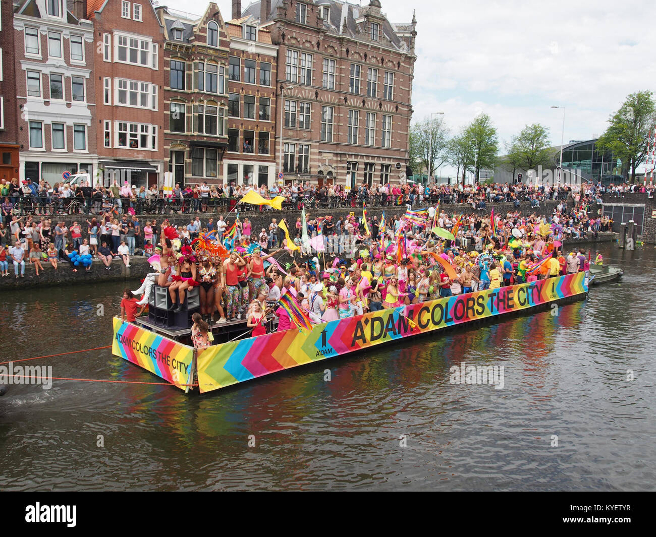 Boot 80 am A'DAM Toren während der Canal Parade 2017 in Amsterdam. Das Foto zeigt den pulsierenden Wagen und die festliche Atmosphäre während der jährlichen Pride-Feier der Stadt. Stockfoto