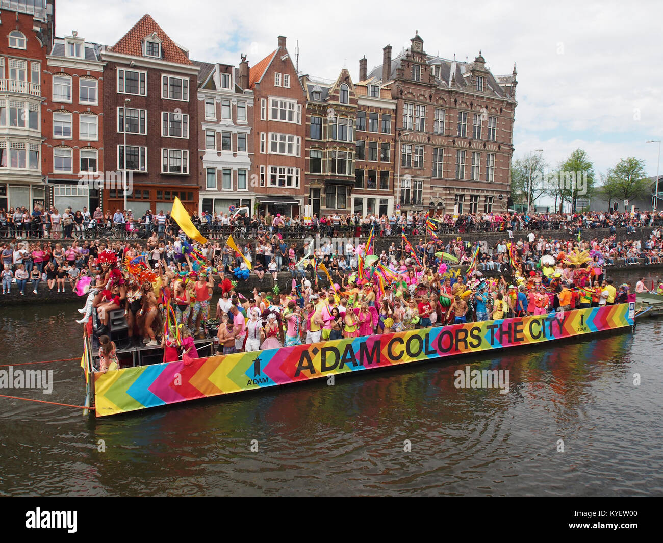 Boot 80, genannt A'DAM Toren, nahm 2017 an der Canal Parade in Amsterdam Teil. Das Boot ist Teil der jährlichen Veranstaltung, bei der der Stolz und die Sichtbarkeit der LGBTQ+ im legendären Kanalsystem der Stadt gefeiert werden. Stockfoto