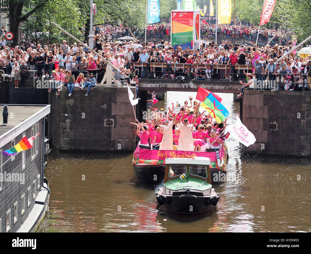 Bild: Boot 22, „Pink Marrakesch“, das 2017 an der Canal Parade in Amsterdam teilnimmt. Diese jährliche Veranstaltung ist bekannt für ihre farbenfrohen, farbenfrohen Wagen, die den Stolz der LGBTQ+ feiern. Stockfoto