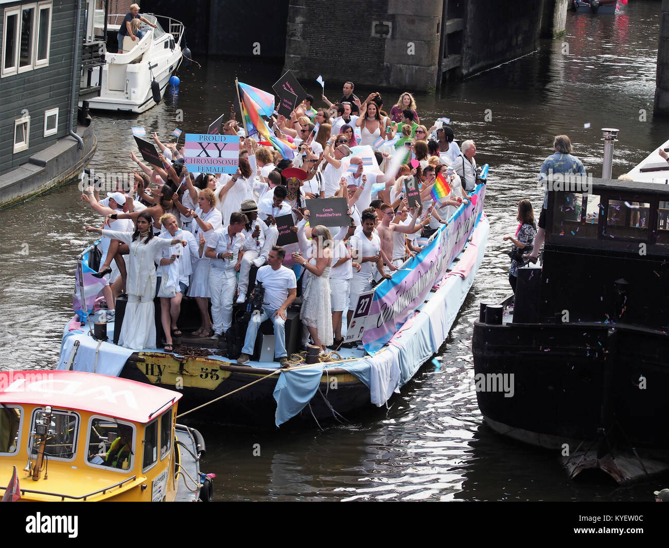 Boot 27 bei der Canal Parade 2017 in Amsterdam, die die Kampagne „Proud to be Trans“ repräsentiert, die die Rechte von Transgender und die Sichtbarkeit der LGBTQ+ Community fördert. Stockfoto