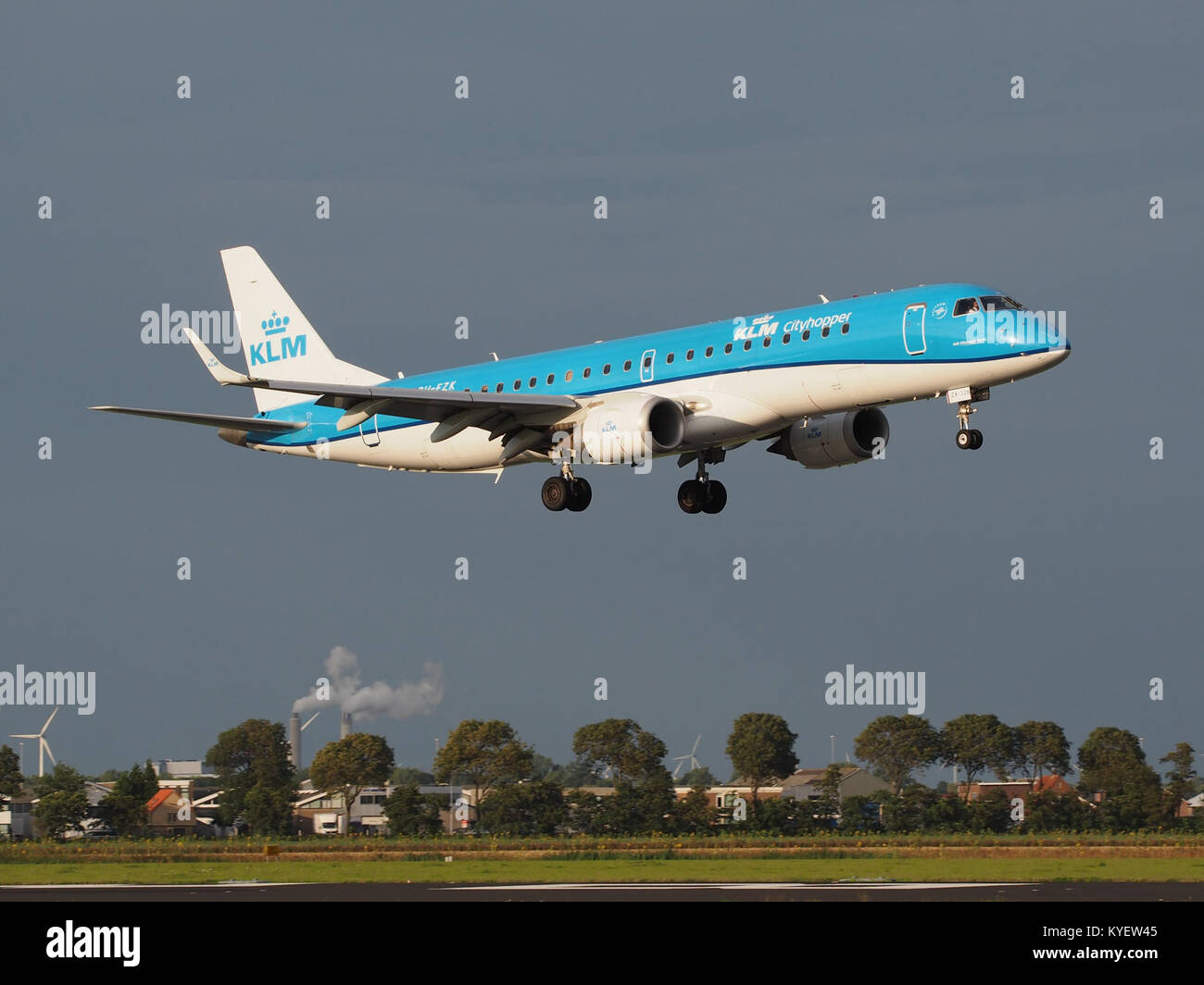 PH-HES KLM Cityhopper Embraer ERJ-190 STD (ERJ -190-100) Landung am Flughafen Schiphol (EHAM-AMS) Start- und Landebahn 18R pic 1. Stockfoto