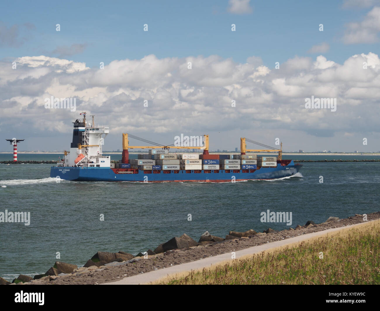 Boot 24, Luna Lunettes Variété, nimmt an der Canal Parade 2017 in Amsterdam Teil, Teil der LGBTQ+ Stolz-Feier, die Inklusivität und kulturelle Vielfalt hervorhebt. Stockfoto