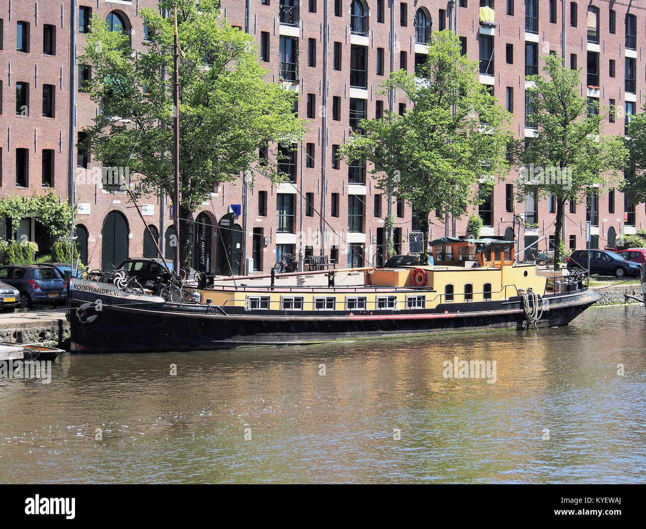 Foto eines Binnenschiffs, der in Entrepotdok, einem historischen Ort in Amsterdam, angedockt wurde. Stockfoto