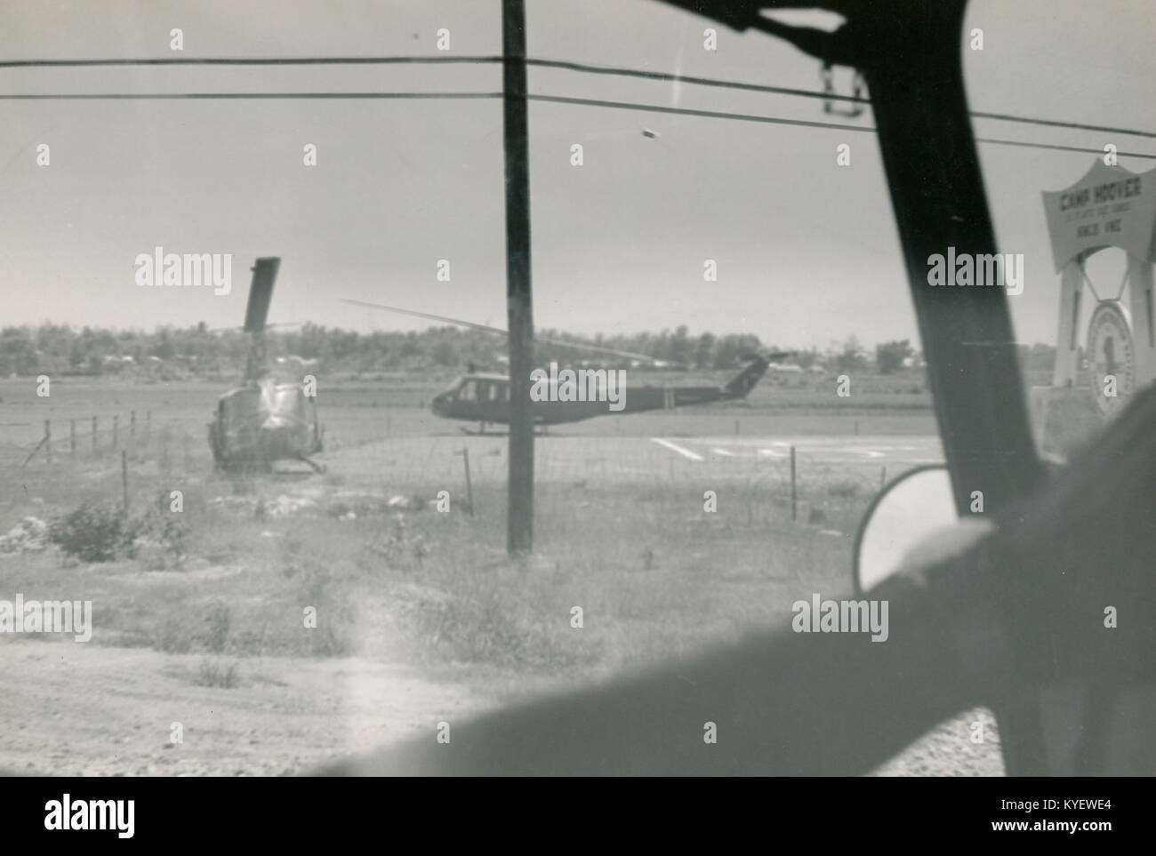 Huey Hubschrauber zu einem Hubschrauberlandeplatz auf einem Feld, gesehen aus einem Militärfahrzeug, am Lager Hoover in Danang, Vietnam, während des Vietnam Krieges, 1968. () Stockfoto