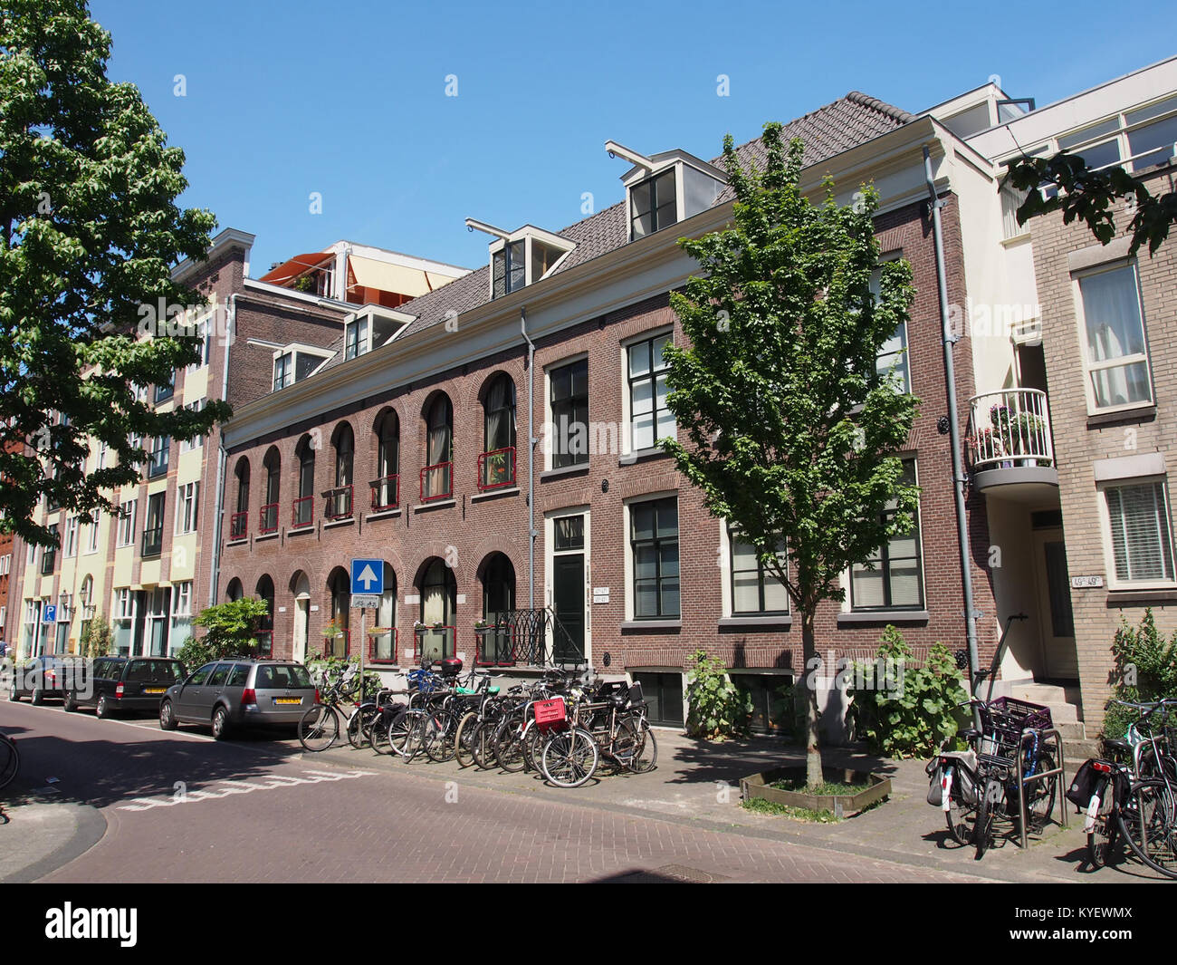 Ein Bild von Hoogte Kadijk 45-47 in Amsterdam, das die Architektur und das städtische Layout dieser Straße zeigt. Das Foto spiegelt die historische Entwicklung des Amsterdamer Stadtbildes im frühen 20. Jahrhundert wider. Stockfoto