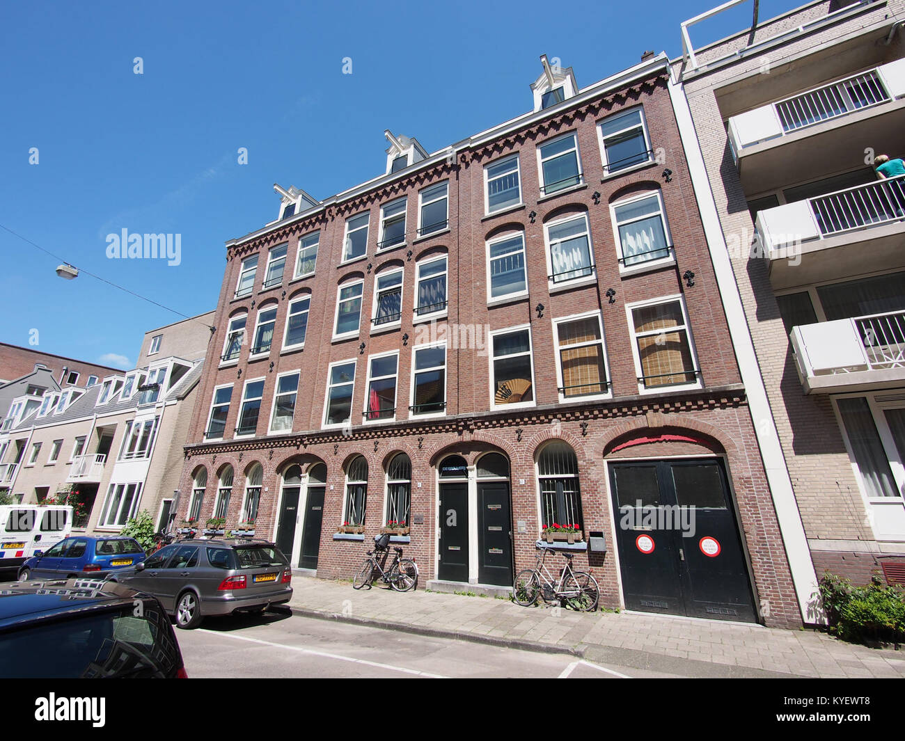 Foto von Hoogtekadijk, das die historischen Gebäude und die städtische Umgebung im frühen 20. Jahrhundert zeigt. Stockfoto