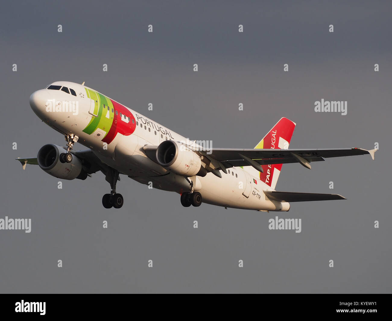 Foto von CS-TTR, einem TAP Air Portugal Airbus A319-112, der von der Start- und Landebahn des Schiphol-Flughafens Amsterdam 36L. startet Stockfoto