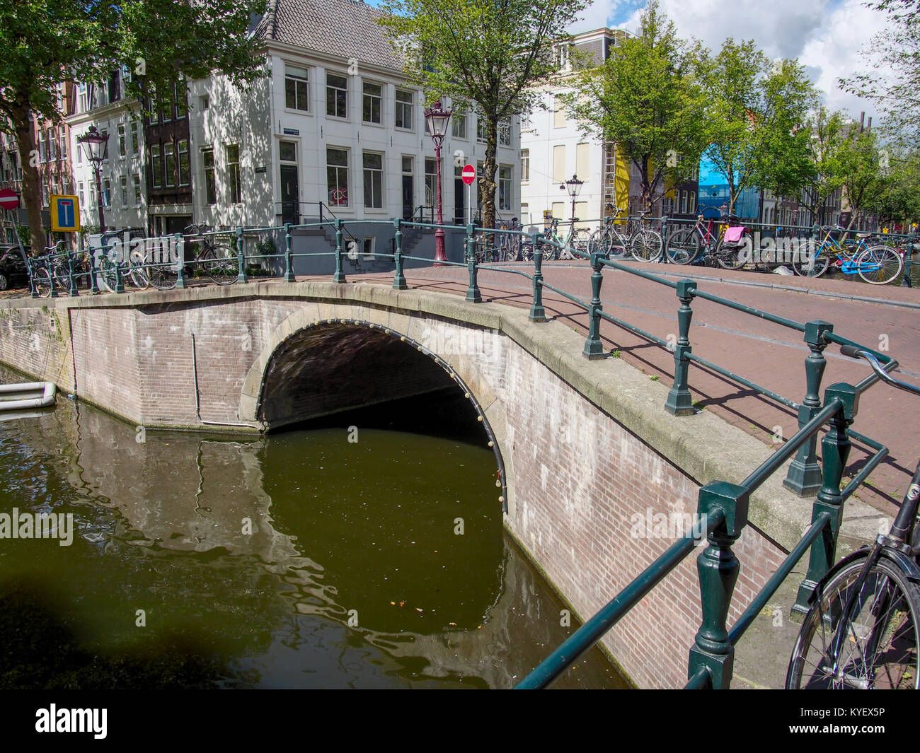 Ein historisches Foto von Brug 81, einer Brücke in der Lijnbaansgracht über die Reguliersgracht in Amsterdam. Das Foto zeigt die Brücke und die umliegende Architektur aus dem frühen 20. Jahrhundert. Stockfoto