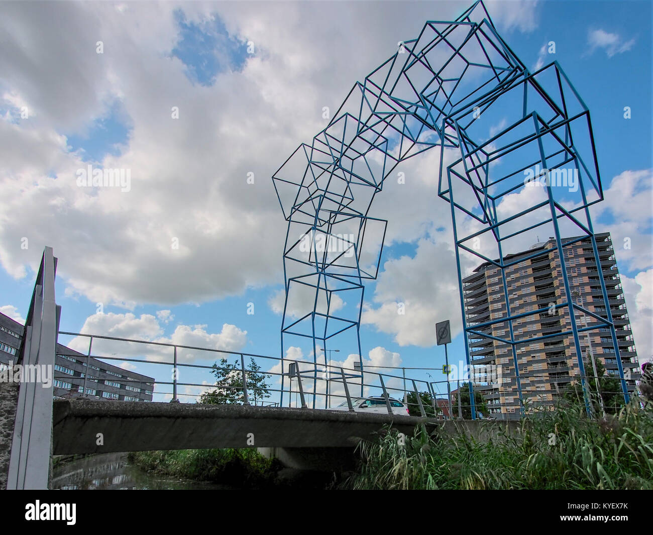 Ein Bild der Brücke auf Pesetalaan in der Nähe von Eurokade, fotografiert 1884. Dieses historische Bild erfasst die Architektur der Brücke und die Umgebung. Das Foto stellt Ingenieurwesen und Stadtentwicklung aus dem späten 19. Jahrhundert dar. Stockfoto
