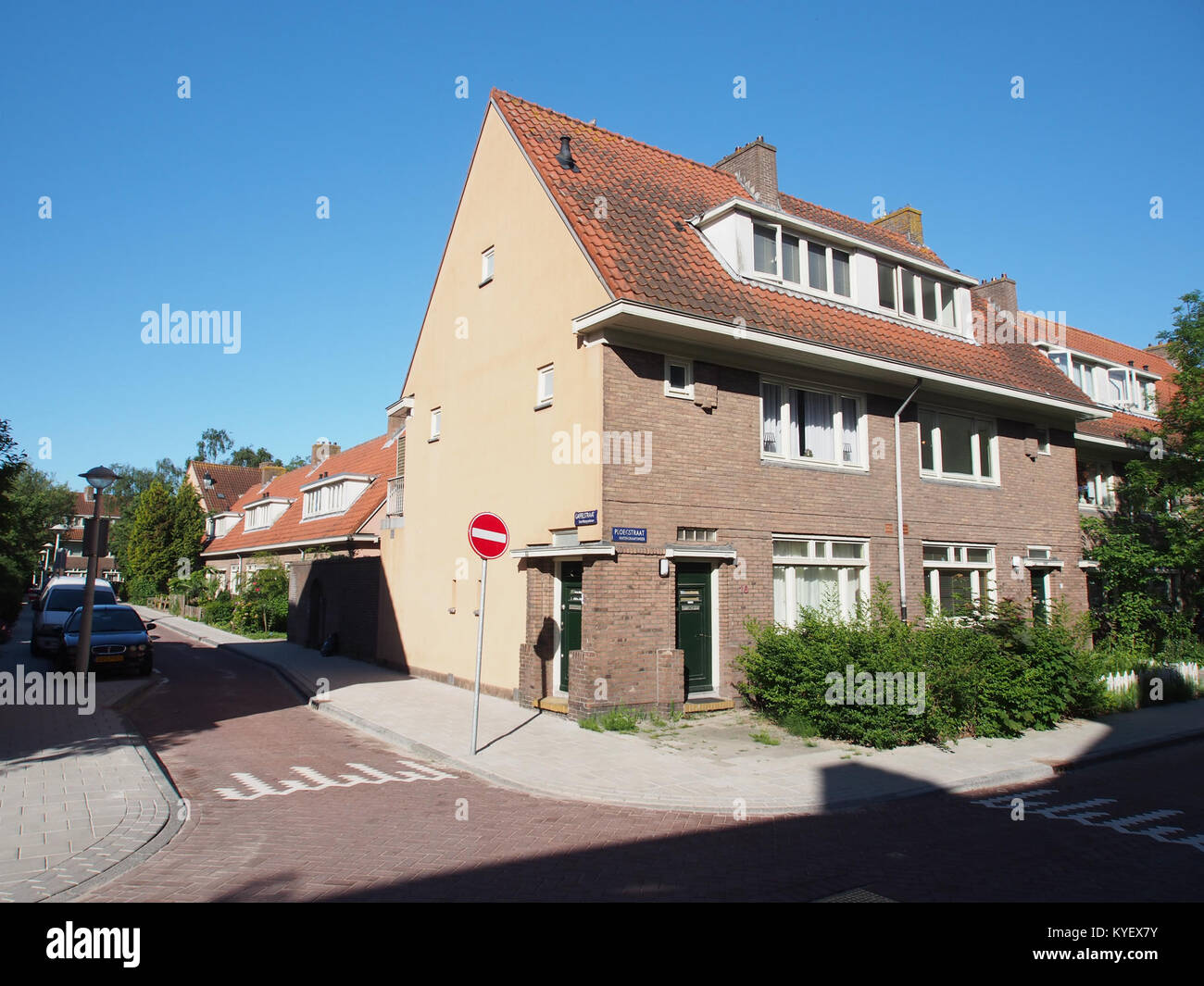 Ein historisches Foto der Kreuzung von Ploegstraat und Gaffelstraat, das die städtische Szene in der Gegend feststellt. Stockfoto