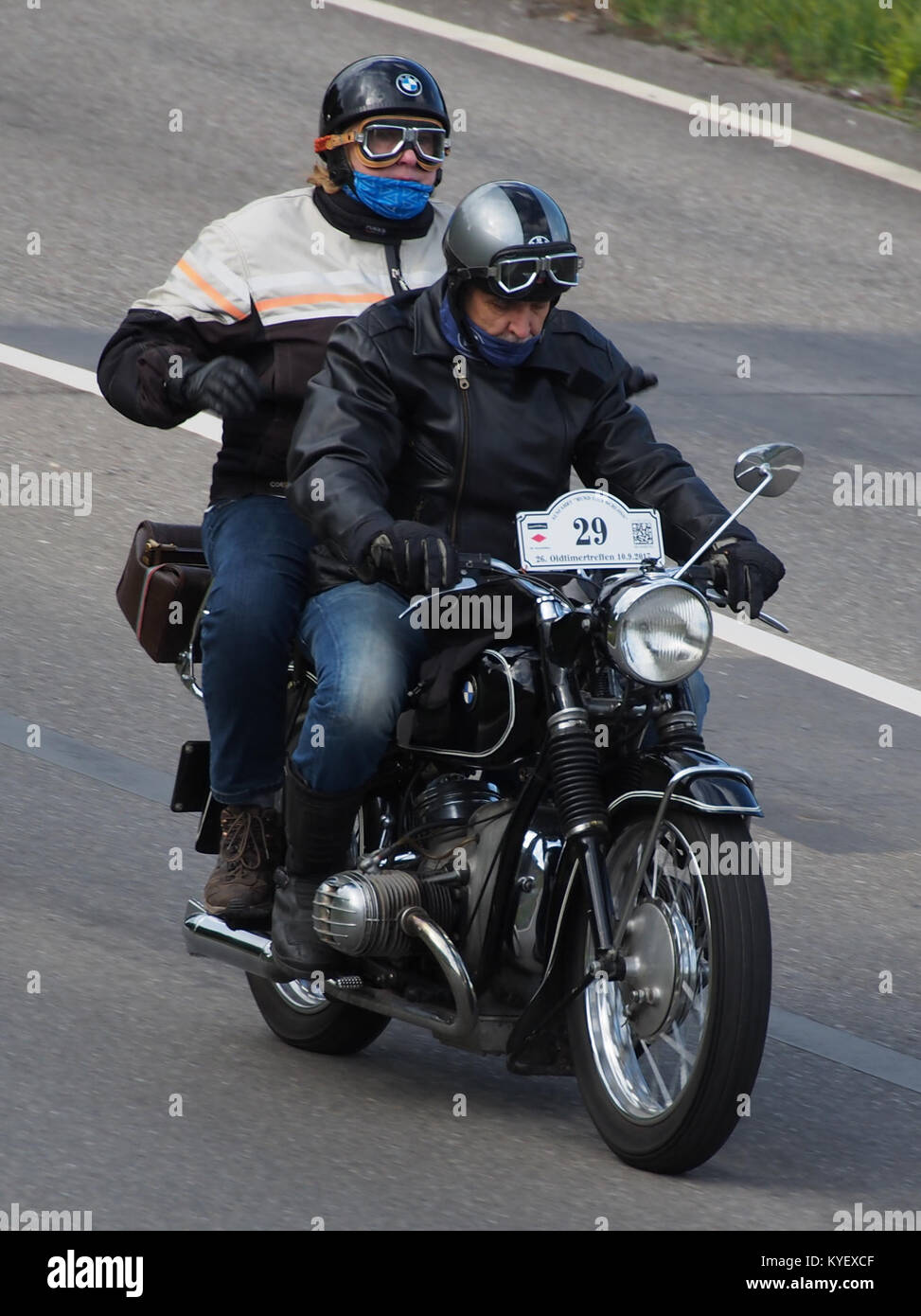 Ein Teilnehmer, der während der Veranstaltung „rund um Schloss“ 2017 einen BMW fährt und eine Oldtimer-Rallye um ein Schloss zeigt. Stockfoto