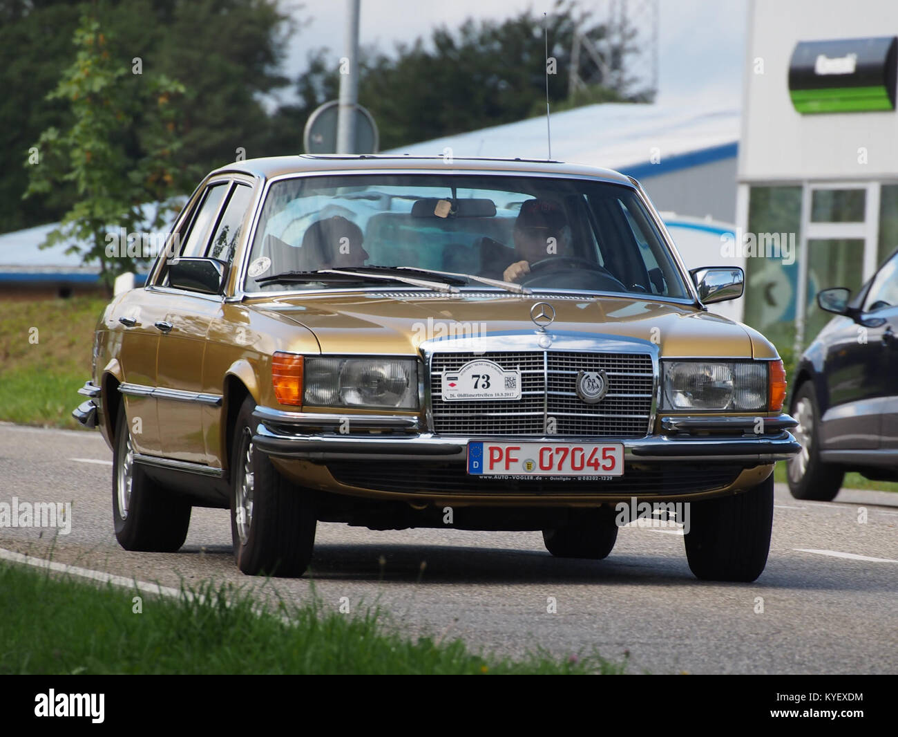 Ein Foto, das 2017 während der Veranstaltung „rund um Schloss“ aufgenommen wurde und Teilnehmer Nr. 73 mit einem Mercedes zeigt. Die Veranstaltung ist eine beliebte Motorsport-Rallye in Deutschland mit Schwerpunkt auf Oldtimern und Oldtimern. Stockfoto