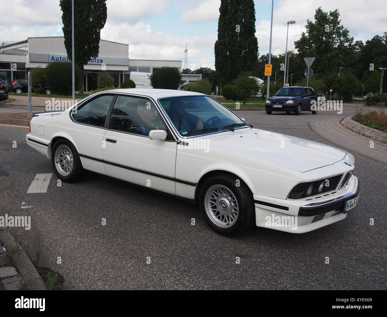 Ein Foto von der Veranstaltung „Ausfahrt rund um Schloss“ 2017, auf der Teilnehmer 116 einen BMW fahren. Das Bild fängt die malerische Fahrt um ein Schloss im Rahmen der Autokallye ein. Stockfoto