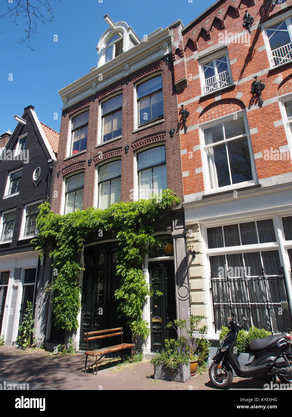 Ein historisches Foto von Lijnbaansgracht 296, einer Straße in Amsterdam. Das Bild fängt das historische Wesen des Gebäudes und seiner Umgebung im frühen 20. Jahrhundert ein. Stockfoto