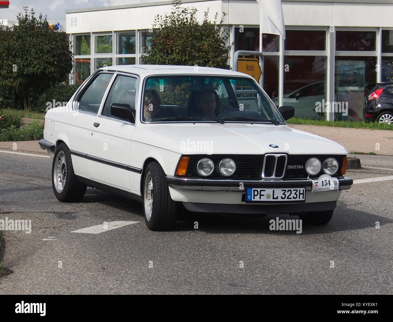 BMW 323i nimmt an der „Ausfahrt rund ums Schloss“ 2017 Teil und stellt seine Leistung und sein Design während der Rallye vor. Stockfoto