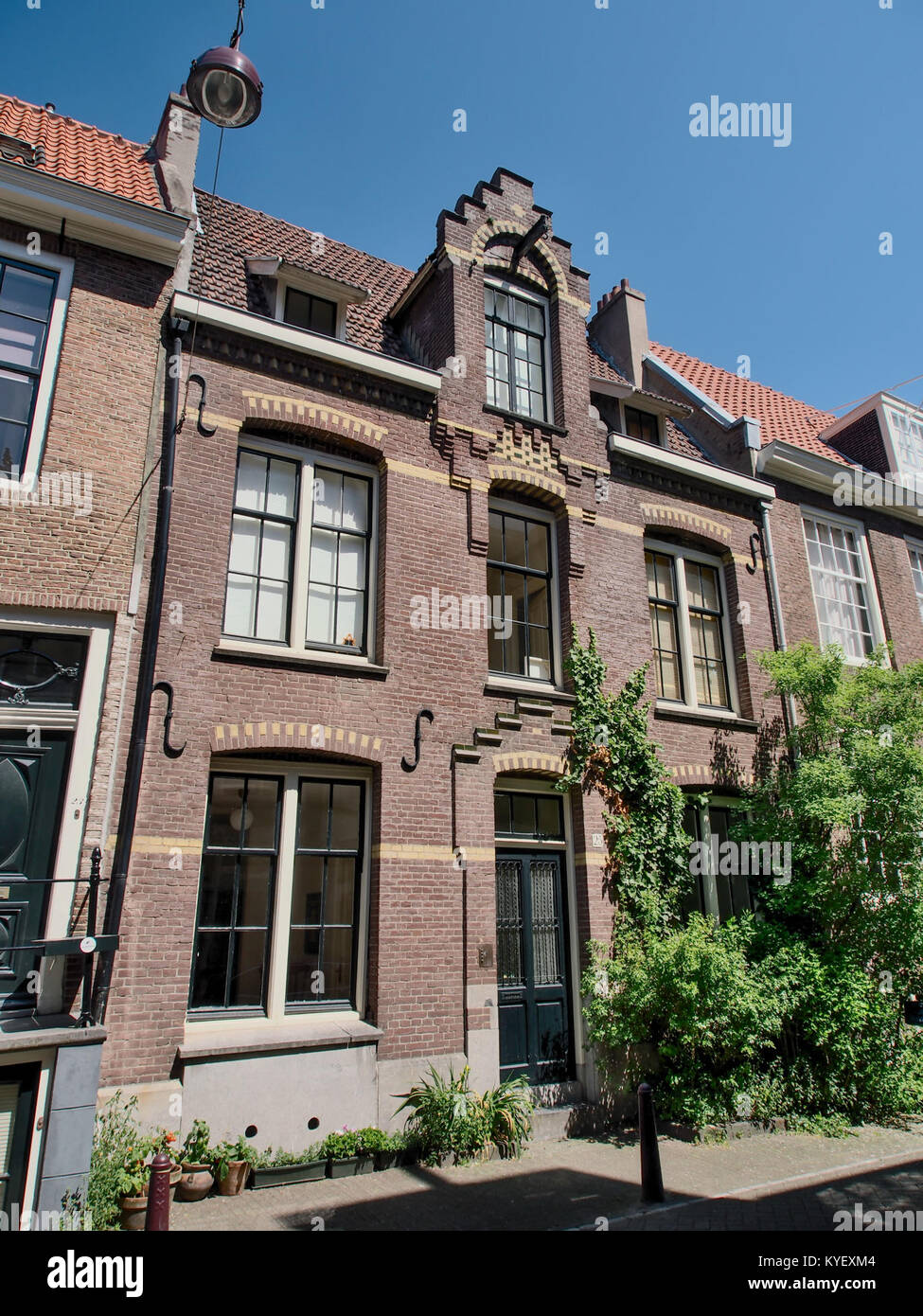 Ein historisches Foto von zwei Frauen in Nationalkostümen aus Norwegen, aufgenommen mit einem Schwerpunkt auf der traditionellen Bunadkleidung, die das norwegische Kulturerbe zeigt. Stockfoto