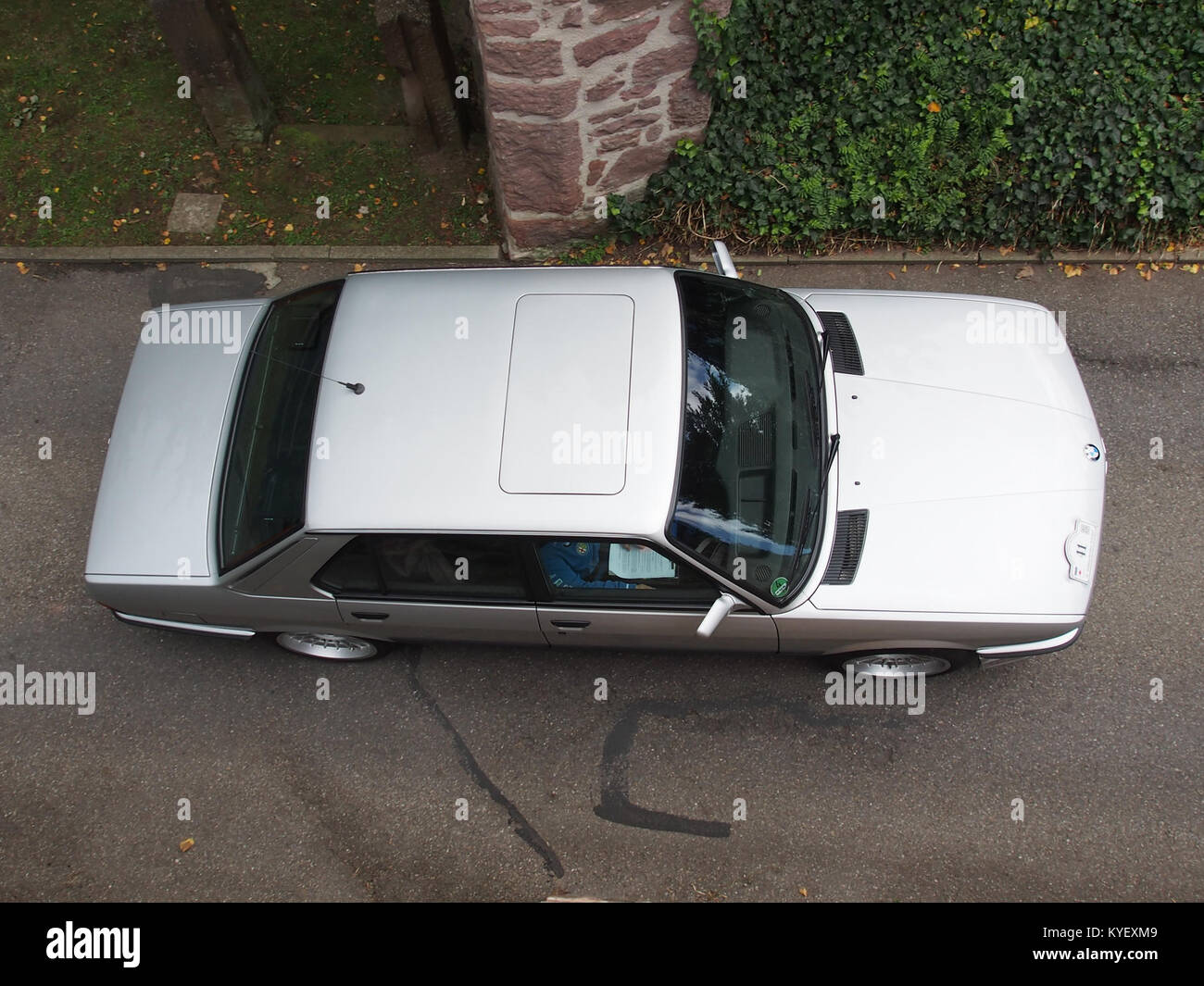 Ein Foto von der Veranstaltung „rund um Schloss“ 2017, die Teilnehmer 41 mit ihrem BMW Auto zeigt. Bei der Veranstaltung handelt es sich um eine Oldtimer-Rallye um ein Schloss, bei der Oldtimer und Automobilgeschichte vorgestellt werden. Stockfoto