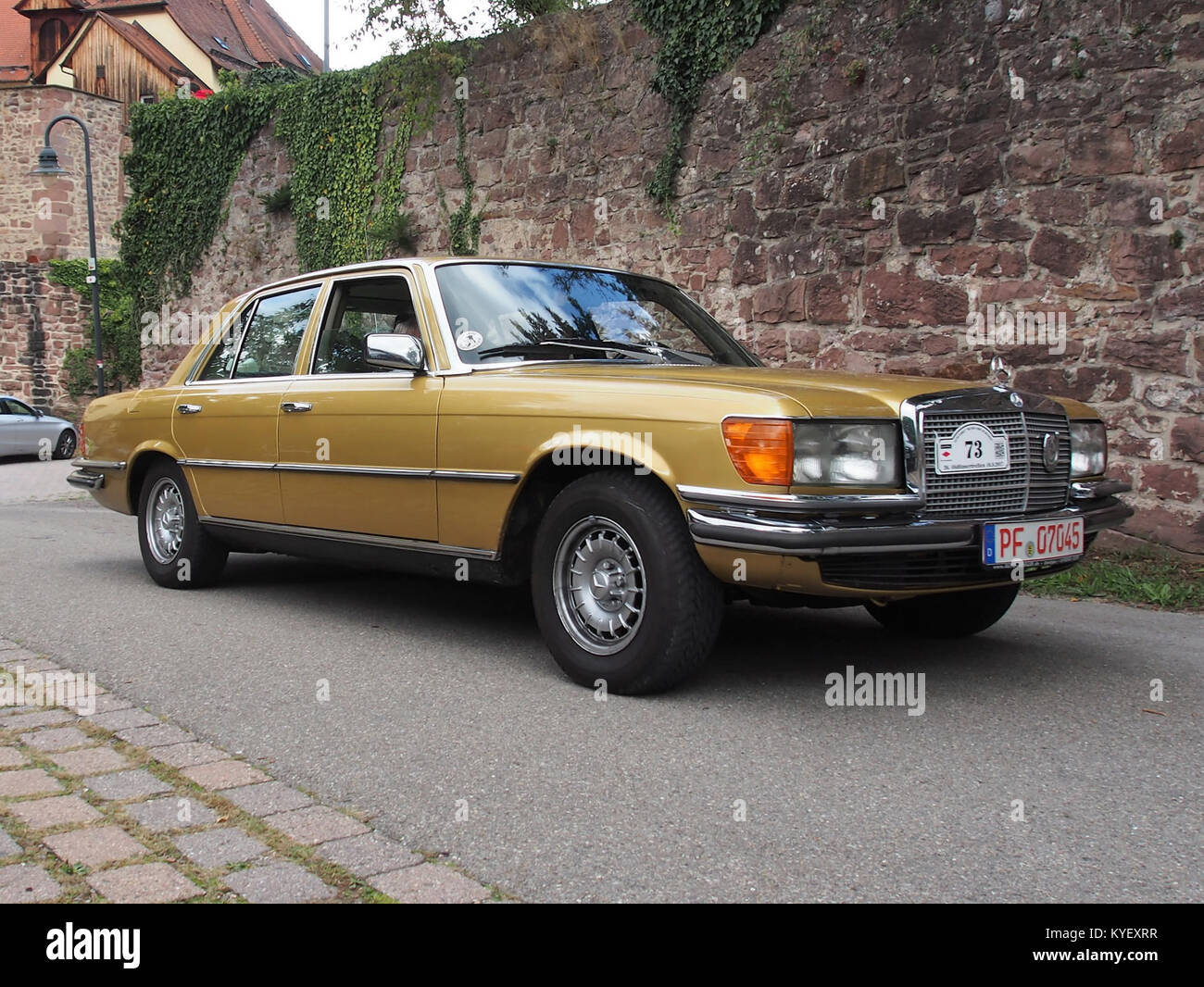 Ein Foto der Veranstaltung „Ausfahrt rund um Schloss“ 2017 mit einem Mercedes-Fahrzeug mit der Nummer 73. Das Bild zeigt das Fahrzeug in Aktion während dieses Oldtimer-Events. Stockfoto