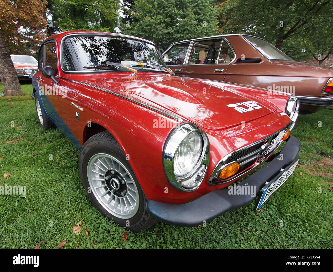 Ein Foto eines Honda S800, der 2017 an der Veranstaltung „Ausfahrt rund ums Schloss“ teilnahm und den klassischen Sportwagen während der Rallye zeigt. Stockfoto