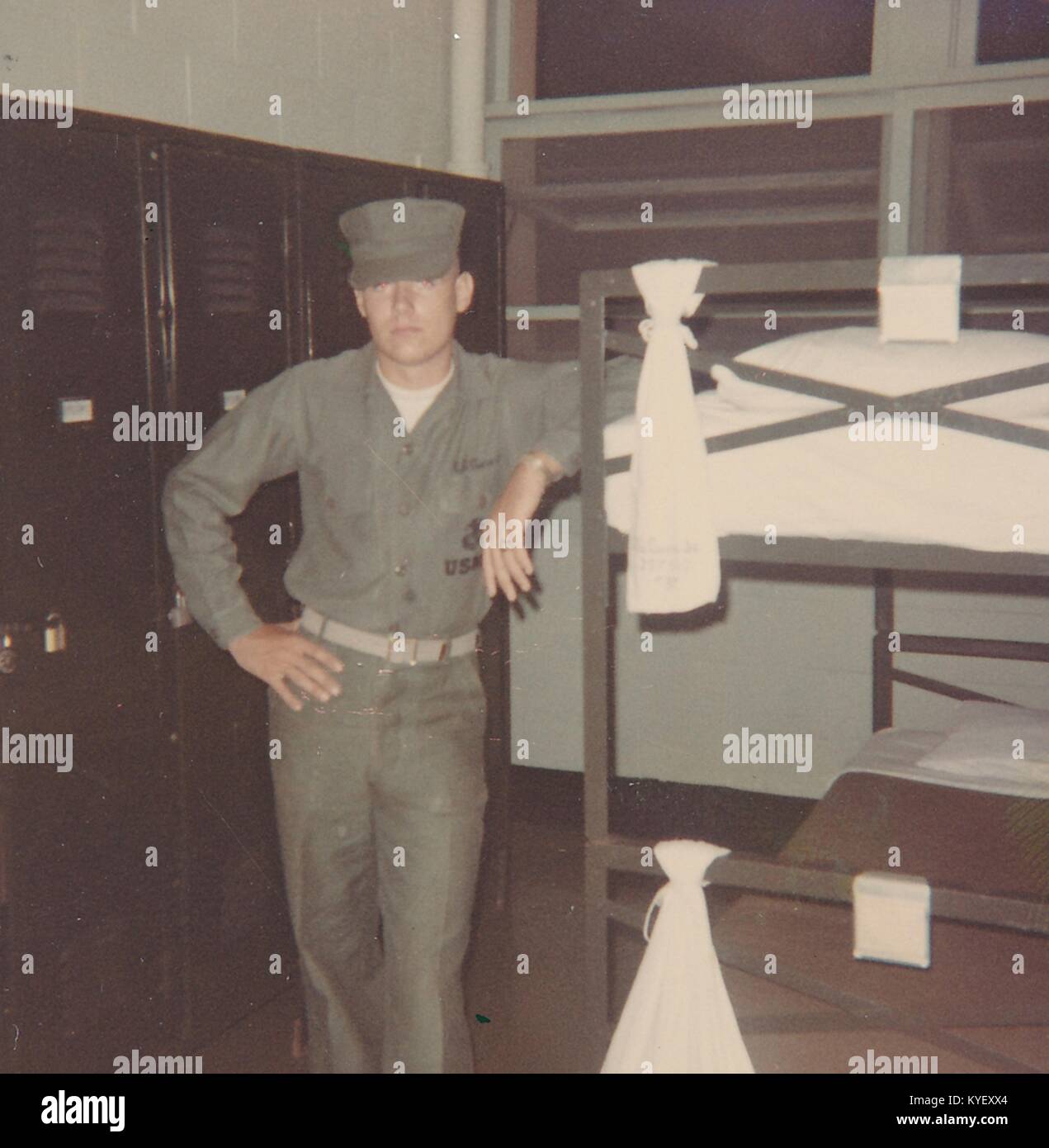 Amerikanischer Soldat in Uniform steht mit seinem Arm ruht auf dem Rand eines Etagenbett in einer Kaserne in Vietnam während des Vietnam Krieges, 1968. () Stockfoto