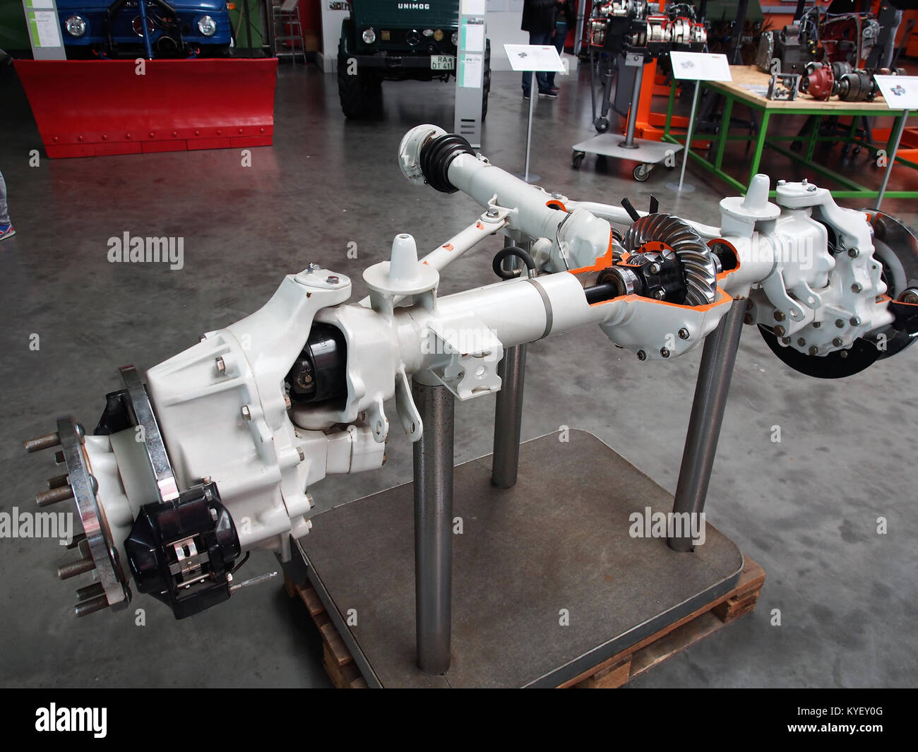Foto mit der MB-Spur, Teil der Portalachse-Serie, einem ikonischen deutschen Militärfahrzeug, das Mitte des 20. Jahrhunderts eingesetzt wurde. Das Bild erfasst seine detaillierten Funktionen während des Betriebs. Stockfoto