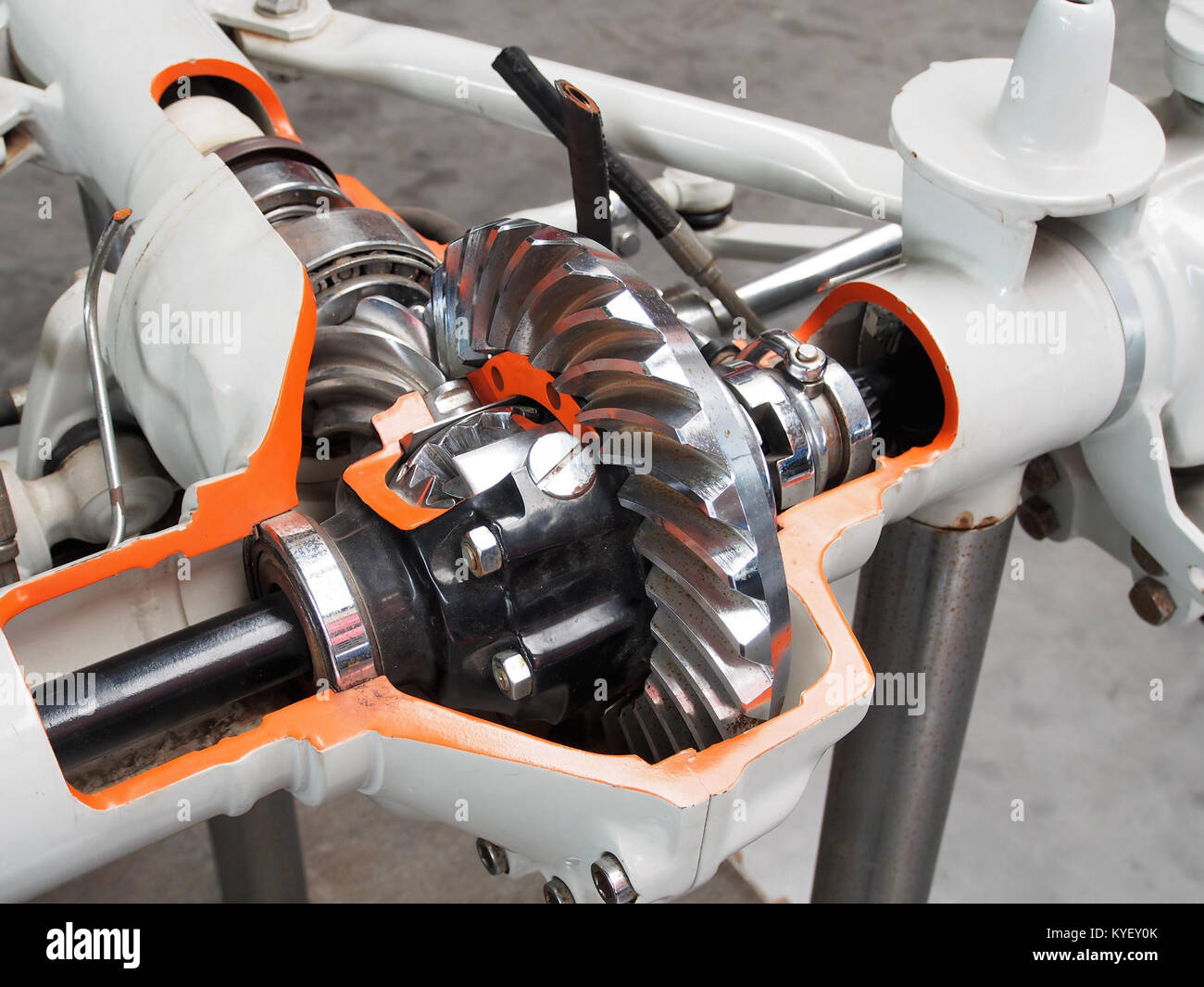 Ein historisches Bild, das eine Portalachse MB-Schiene zeigt, ein wichtiges Stück Maschine, das in der frühen Transportphase oder im Bau eingesetzt wurde und in der Betriebsumgebung erfasst wurde. Das Foto hebt den Nutzen und die Bedeutung des MB-Tracks hervor. Stockfoto