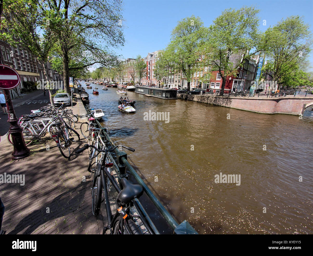 Ein historisches Foto von Prinsengracht, das sich an der Kreuzung mit Reguliersgracht in Amsterdam befindet. Das Foto zeigt die berühmten Kanäle und Gebäude, die typisch für die Architektur der Stadt sind. Stockfoto