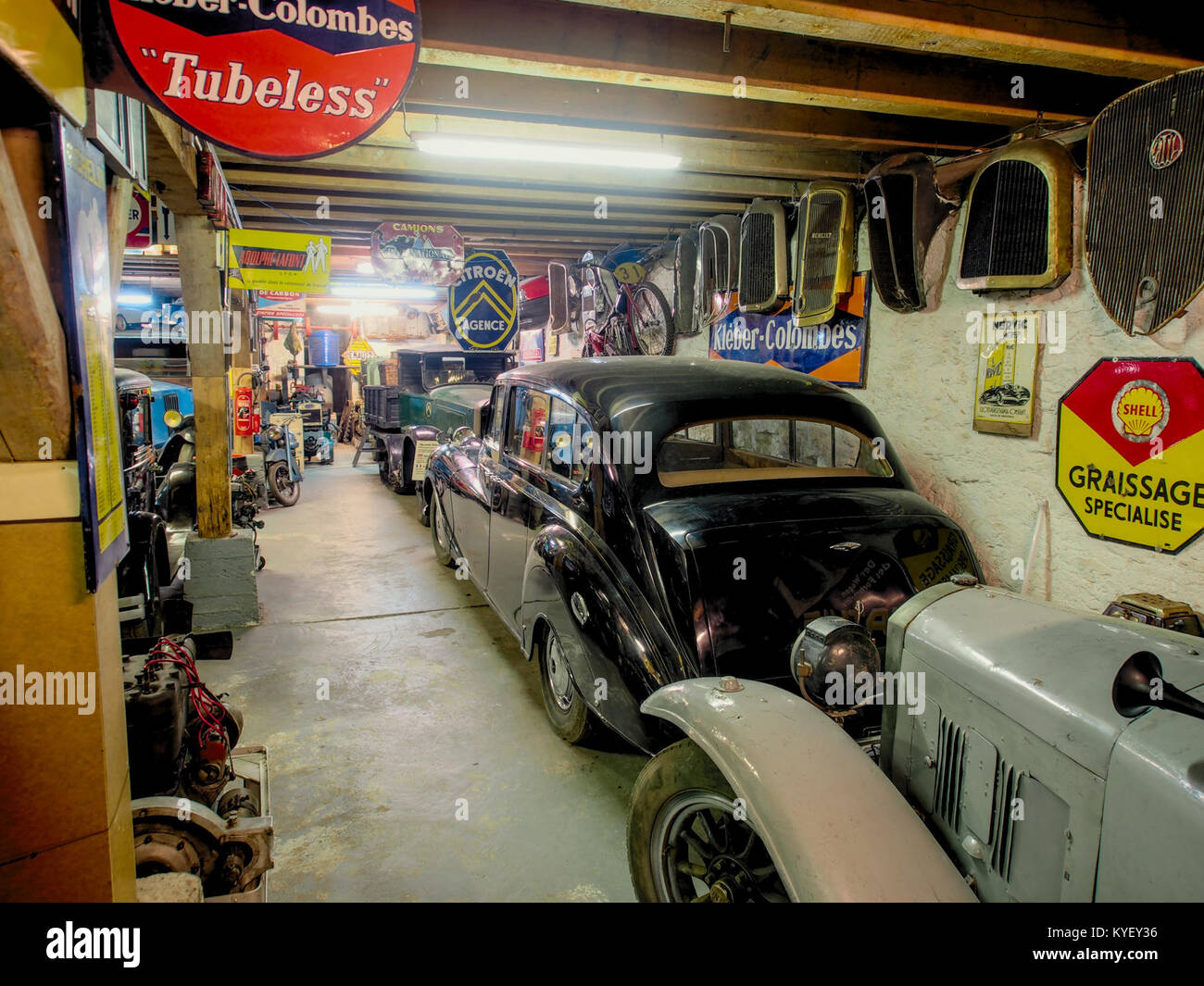 Ein Foto eines Kellers im Fahrzeugmuseum Marxzell, einem Museum für Fahrzeuge und historische Verkehrsmittel. Das Bild bietet einen Einblick in die Sammlung von Vintage-Gegenständen des Museums. Stockfoto