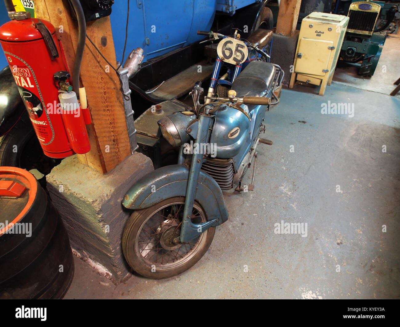 Ein Foto eines Vintage-Pullman-Motorrads, ausgestellt im Fahrzeugmuseum Marxzell in Deutschland. Das Bild zeigt das Design und den historischen Wert des Motorrads als Teil der Sammlung klassischer Fahrzeuge des Museums. Stockfoto
