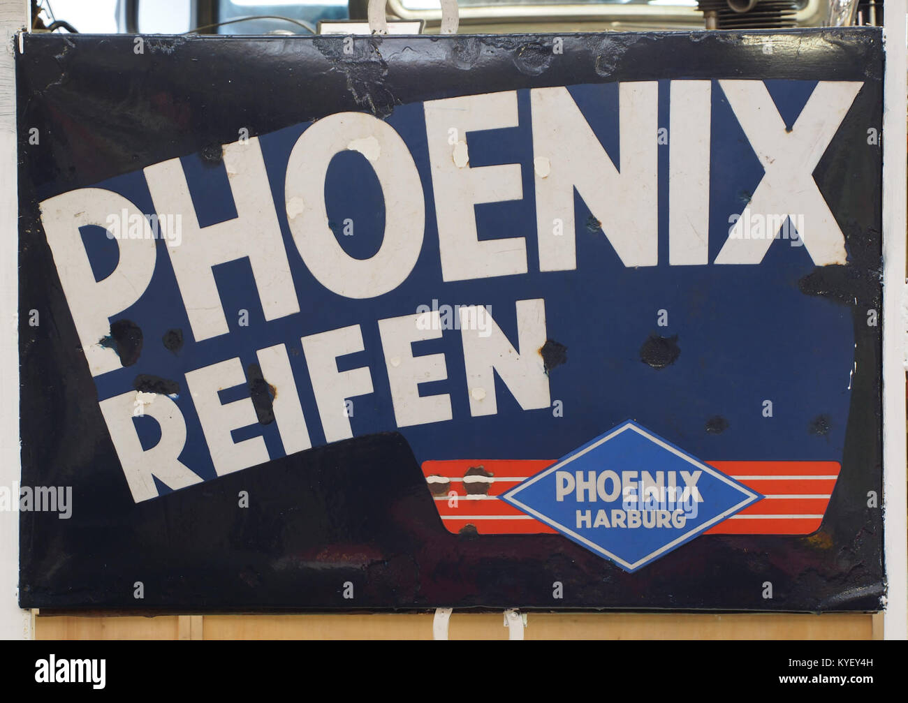 Phoenix Reifen, Emaille Werbung Schild, Fahrzeugmuseum Marxzell Bild2  Stockfotografie - Alamy