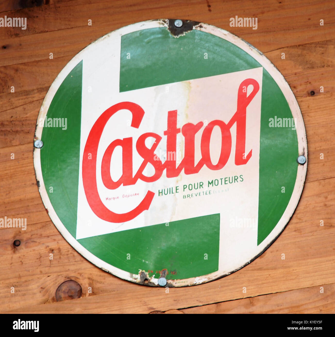 Ein Vintage-Emaille-Werbeschild für Castrol, ausgestellt im Fahrzeugmuseum Marxzell. Das Schild ist Teil der Museumssammlung und zeigt die Automobilgeschichte durch Beschilderung. Stockfoto