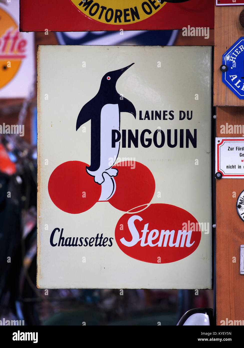 Ein Schild mit „Stemm Emaille Werbung Schild“, Teil der Sammlung im Fahrzeugmuseum Marxzell. Das Schild stellt eine historische Werbung dar, die den Schnittpunkt von Verkehrsgeschichte und Vintage-Werbung darstellt. Stockfoto