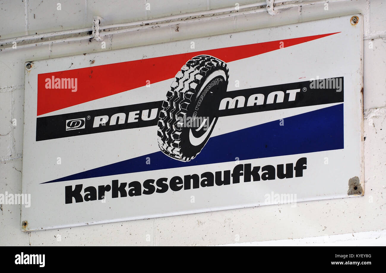 Ein emailliertes Werbeschild für pneu Mant, ausgestellt im Fahrzeugmuseum in Marxzell. Dieses Vintage-Schild wirbt für die Reifenfirma und ist Teil einer historischen Sammlung von Automobilwerbung. Stockfoto