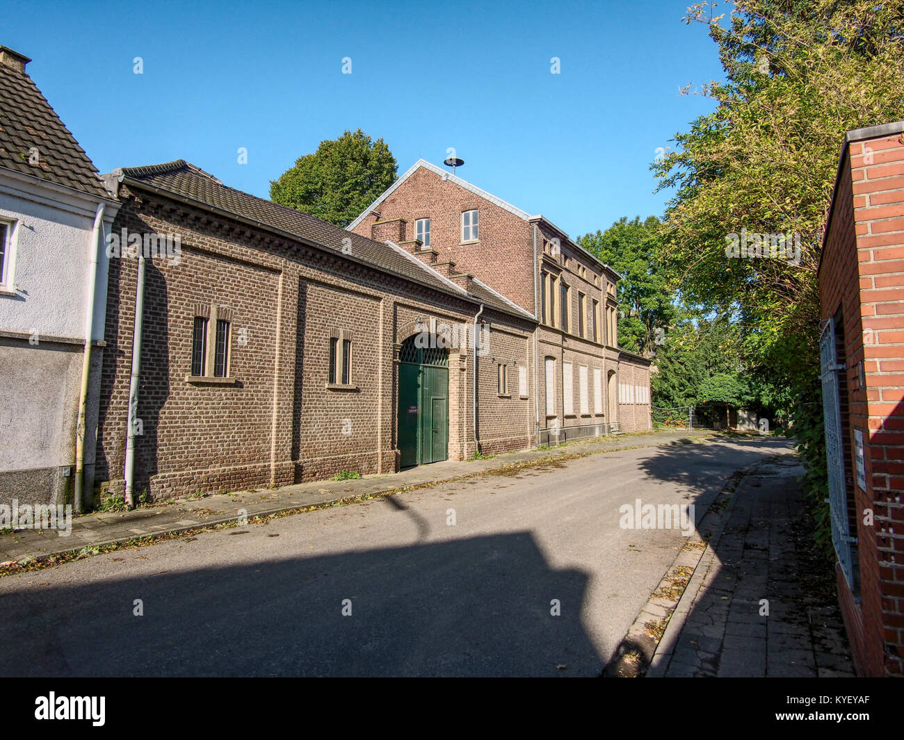 Ein Foto, das die Jackeratherstraße in Immerath, Erkelenz, zeigt, wie die Straße und die Umgebung in einem historischen Kontext dargestellt werden. Stockfoto