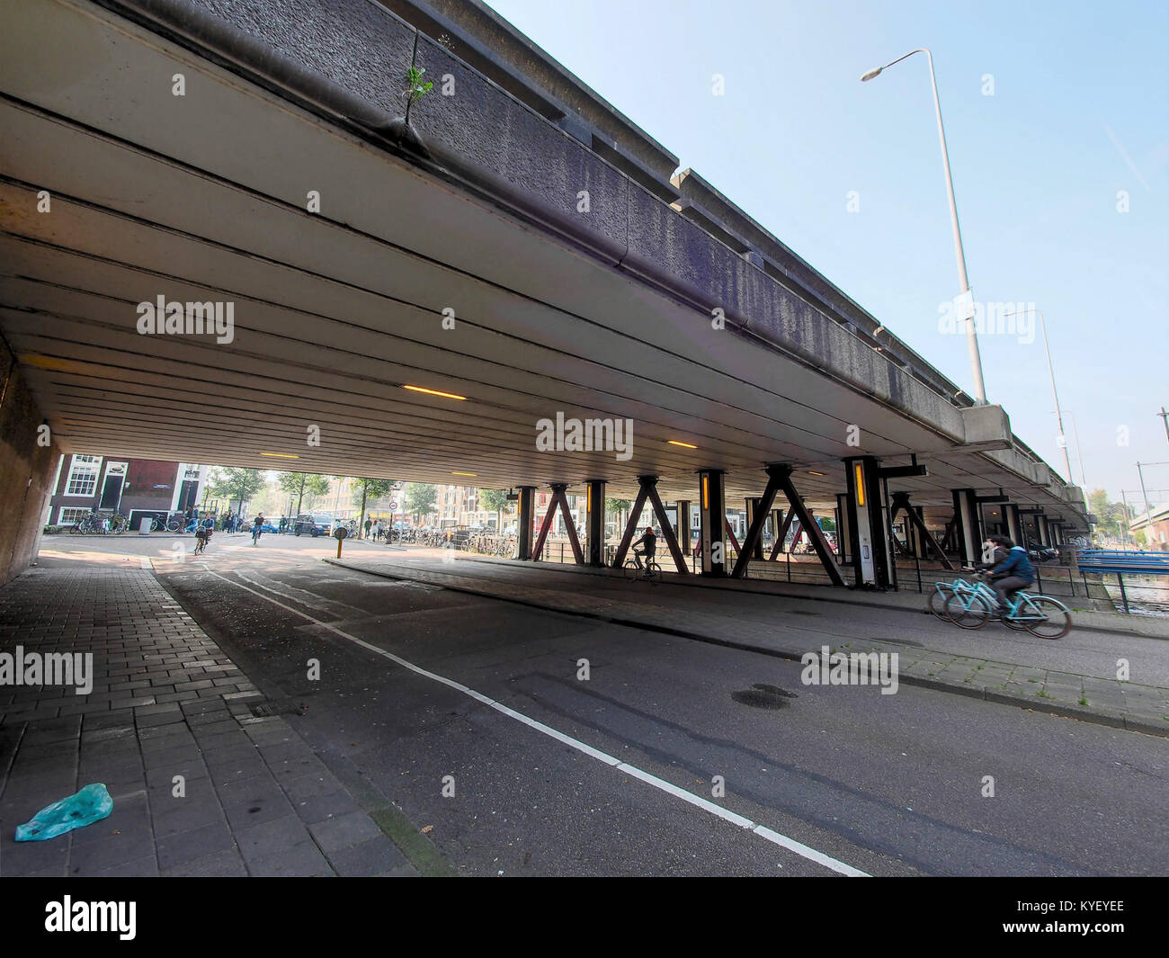 Eine historische Fotografie der Brücke 95 in der Gegend von Haarlemmer Houttuinen, die die Korte Prinsengracht in Amsterdam überspannt. Das Foto zeigt die architektonischen Merkmale der Brücke und die umliegende städtische Umgebung. Stockfoto