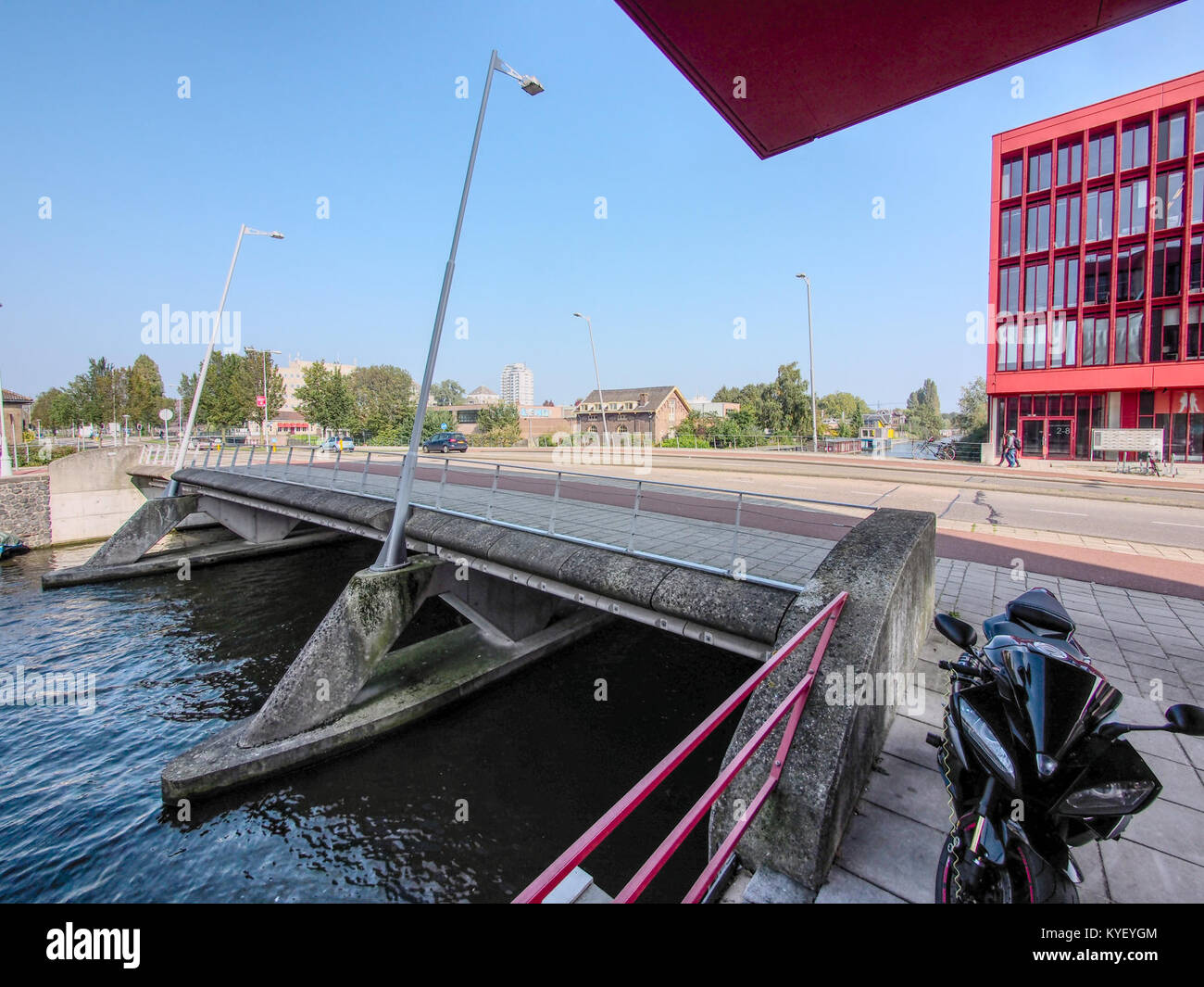 Ein historisches Foto der Brücke im Jahr 1966 über den Panamalaan, die den Nieuwe Vaart in Amsterdam überspannte. Stockfoto